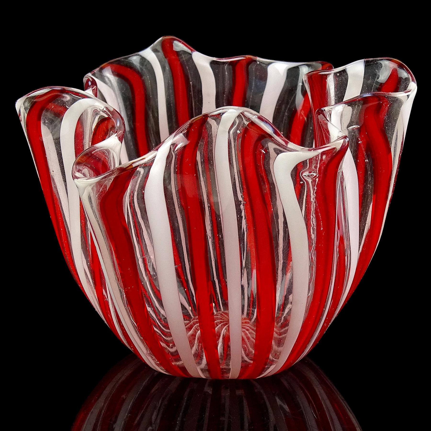 Schöne Vintage Murano mundgeblasen Filigrana Streifen italienische Kunst Glas Mini dekorative Fazzoletto Taschentuch Vase. Dokumentiert dem Designer Fulvio Bianconi, für die Firma Venini, um 1950. Die Vase hat abwechselnd rote und weiße Streifen,