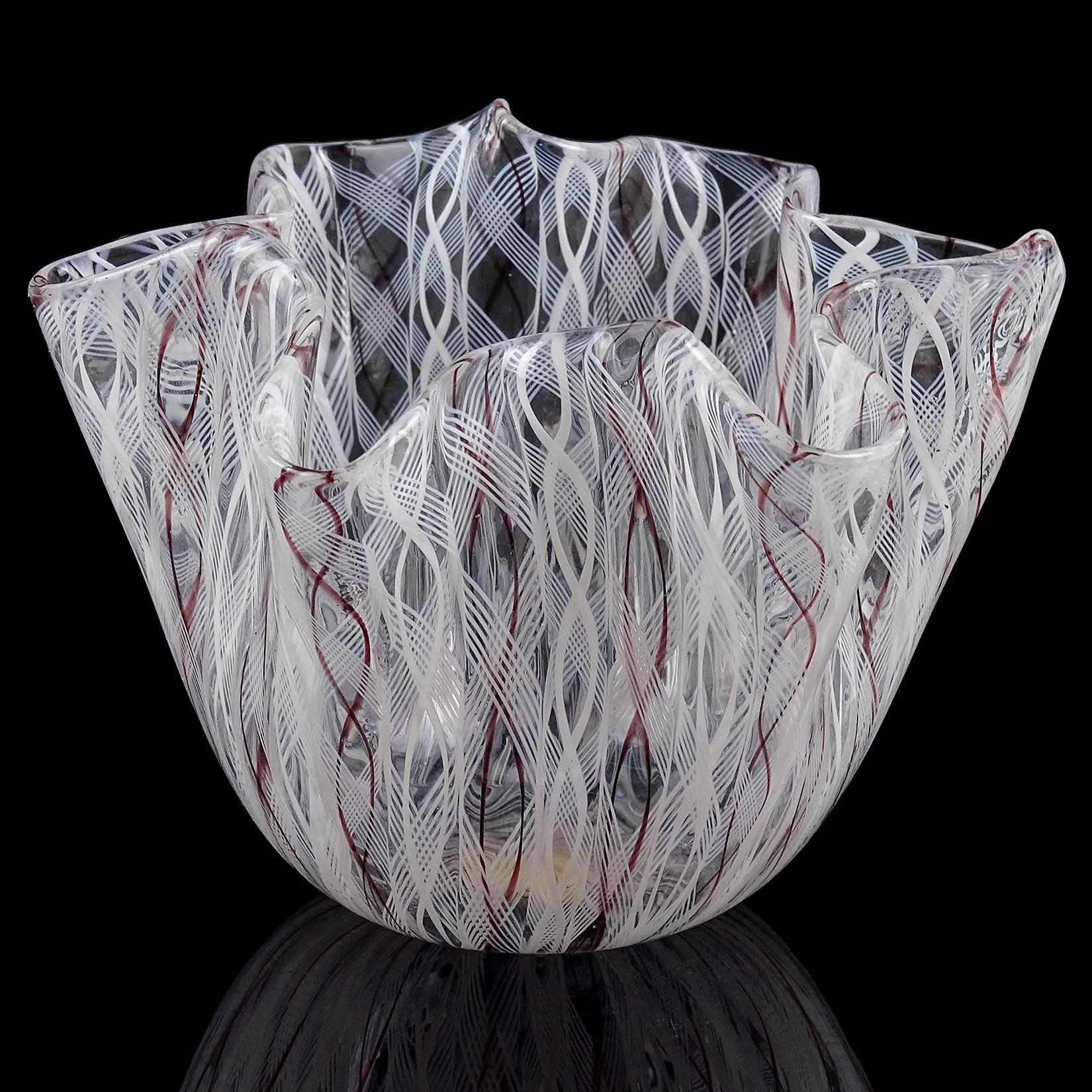 Magnifique vase mouchoir en verre soufflé à la main de Murano, blanc et violet, en verre d'art italien fazzoletto. Documenté au designer Fulvio Bianconi, et signé 
