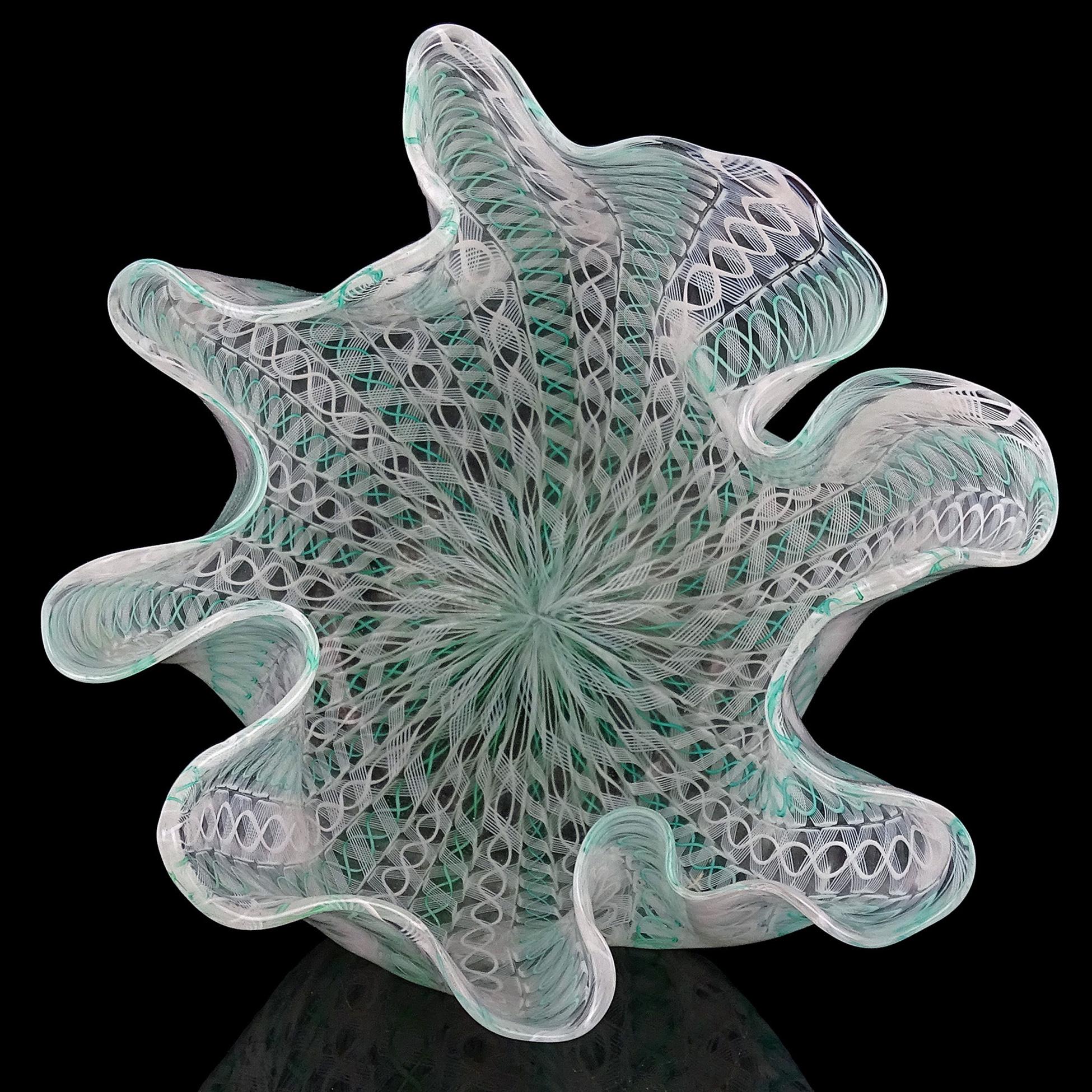 Venini Bianconi Murano White Teal Zanfirico Italian Art Glass Fazzoletto Vase (Moderne der Mitte des Jahrhunderts) im Angebot