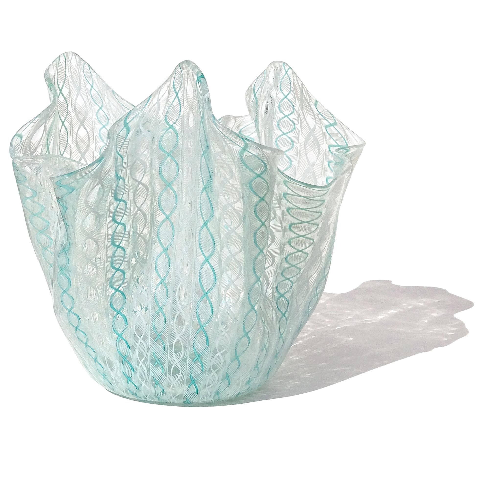 Venini Bianconi Murano White Teal Zanfirico Italian Art Glass Fazzoletto Vase (Italienisch) im Angebot