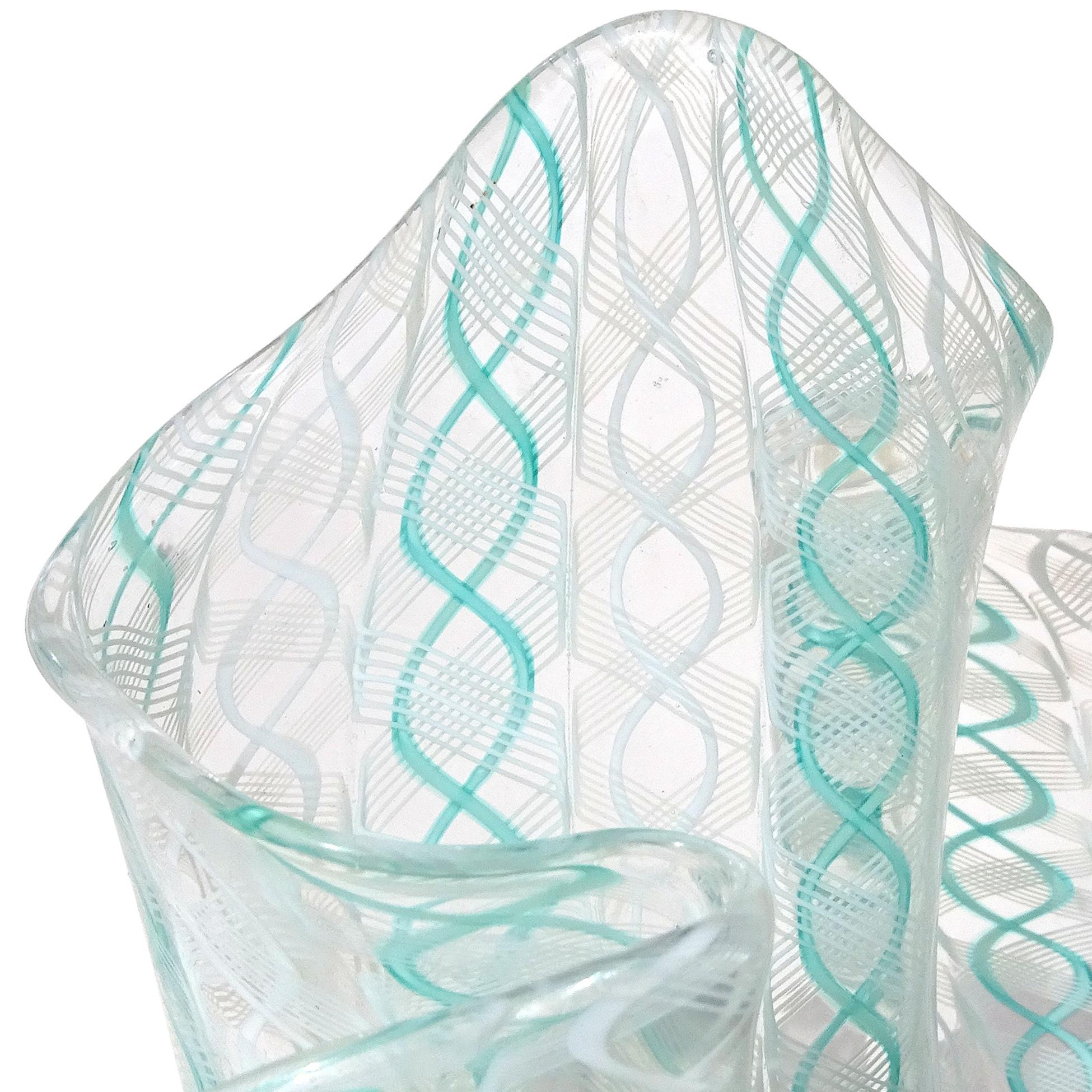 Venini Bianconi Murano White Teal Zanfirico Italian Art Glass Fazzoletto Vase (Handgefertigt) im Angebot