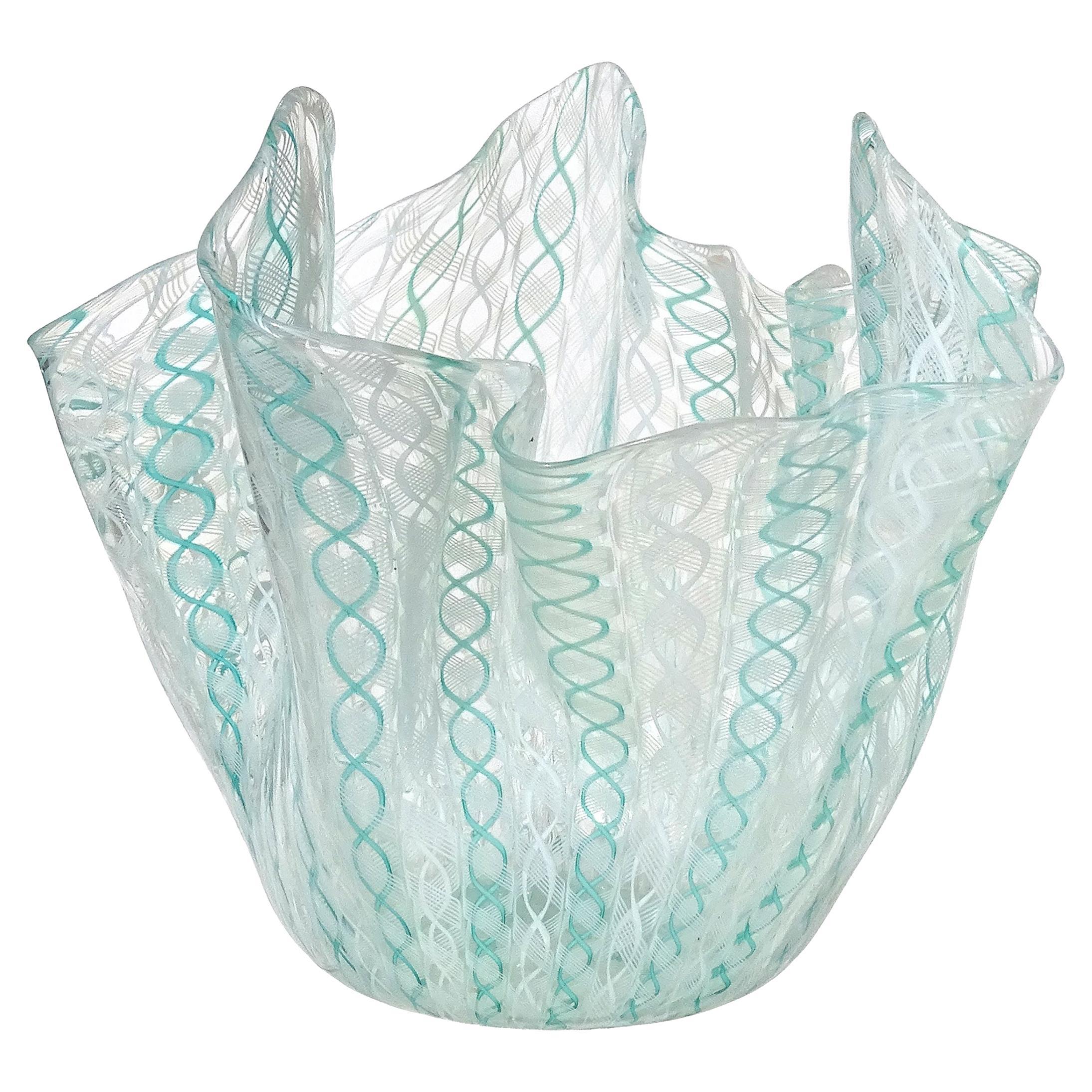 Venini Bianconi Murano White Teal Zanfirico Italian Art Glass Fazzoletto Vase im Angebot