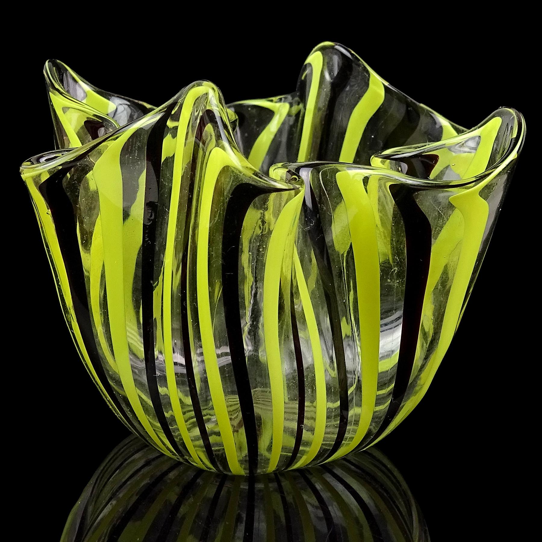 Schöne Vintage Murano mundgeblasen Filigrana Streifen italienische Kunst Glas Mini dekorative Fazzoletto Taschentuch Vase. Dokumentiert dem Designer Fulvio Bianconi, für die Firma Venini, um 1950. Die Vase hat abwechselnd schwarze und gelbe