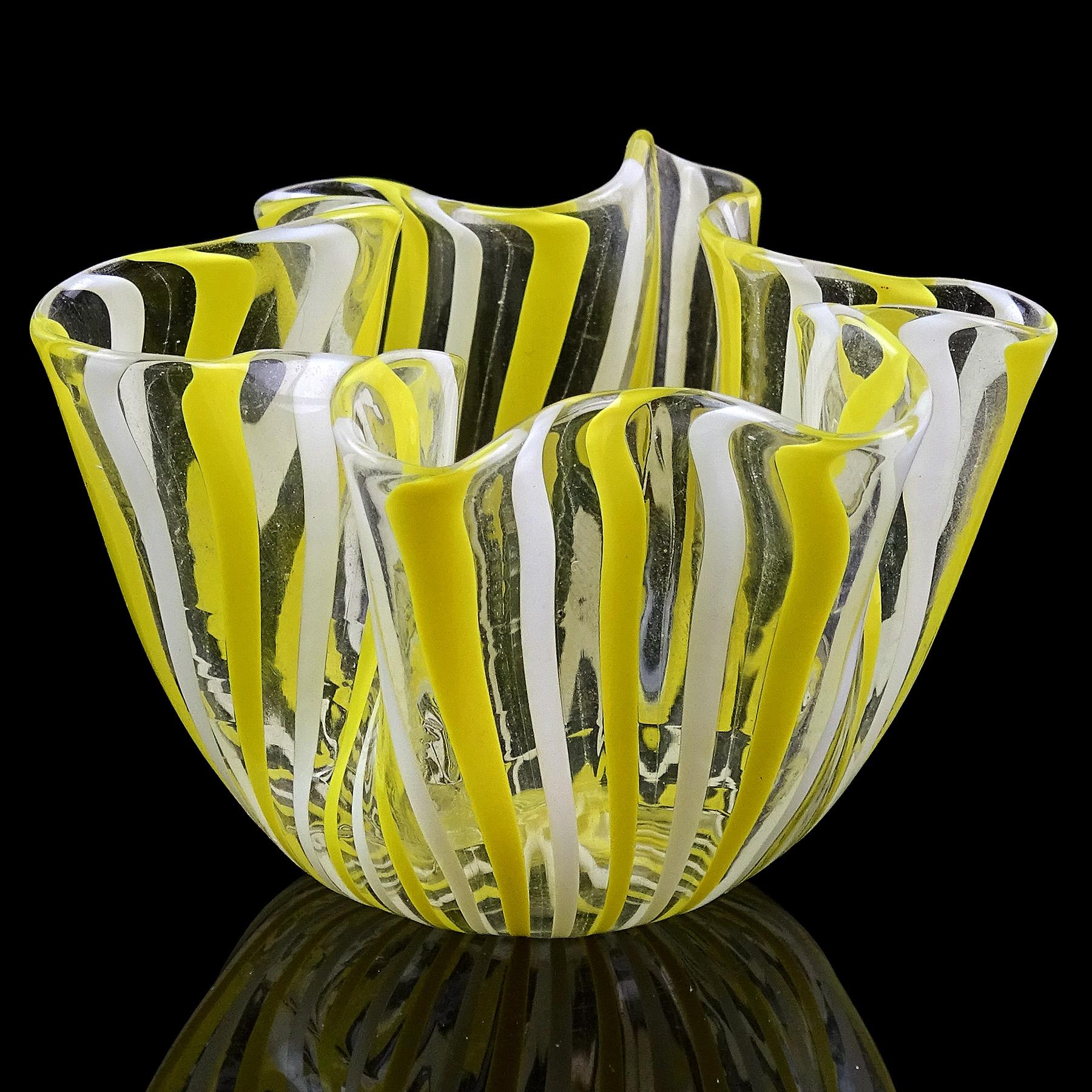 Schöne Vintage Murano mundgeblasen Filigrana Streifen italienische Kunst Glas Mini dekorative Fazzoletto Taschentuch Vase. Dokumentiert dem Designer Fulvio Bianconi, für die Firma Venini, um 1950. Die Vase hat abwechselnd weiße und gelbe Streifen,