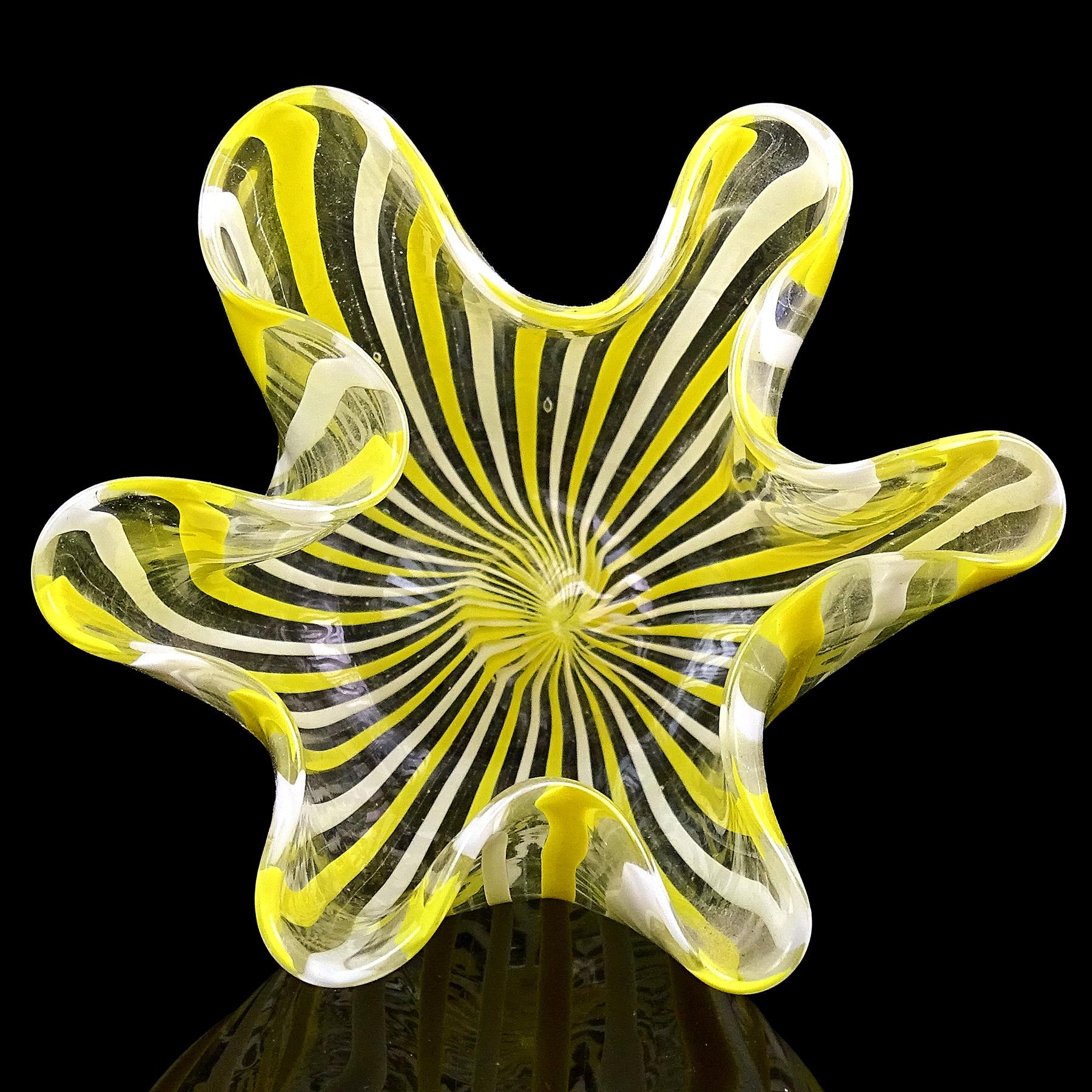 Venini Bianconi Murano Gelb Weiße Bänder Italienisches Kunstglas Fazzoletto Vase (20. Jahrhundert) im Angebot