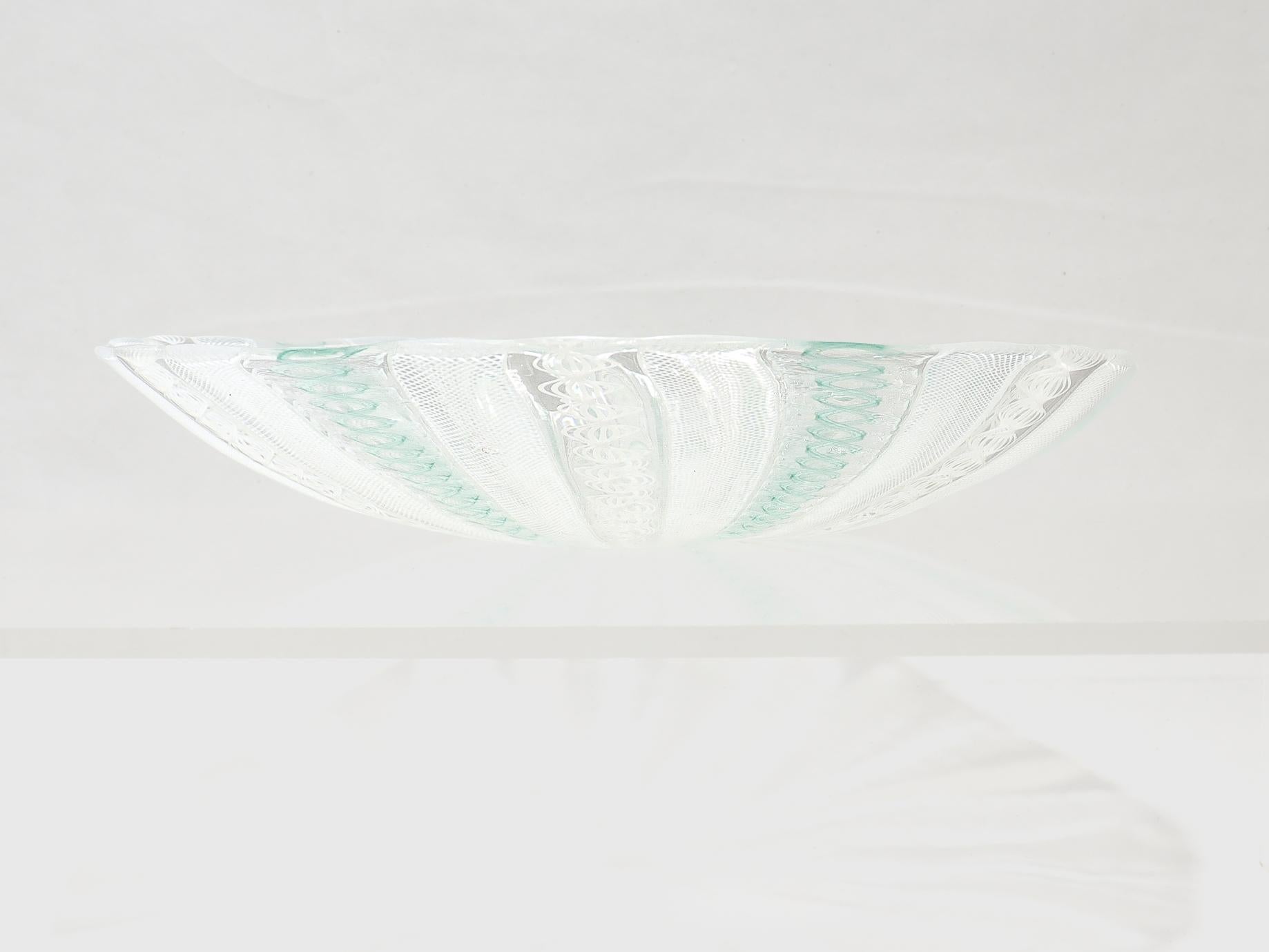 italien Plat ou coupe basse Venini Bianconi Zanfirico Lattimo blanc et sarcelle en vente