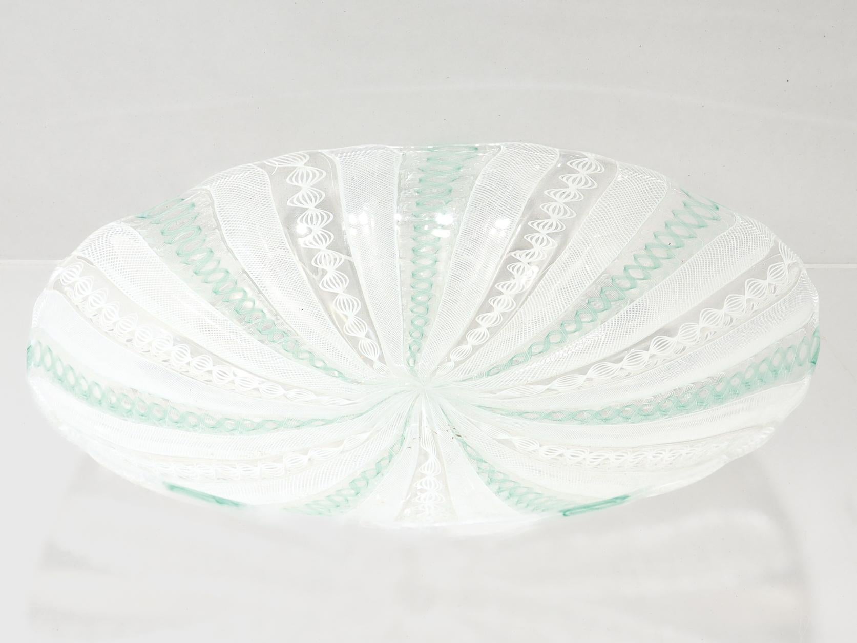 Plat ou coupe basse Venini Bianconi Zanfirico Lattimo blanc et sarcelle Bon état - En vente à Philadelphia, PA