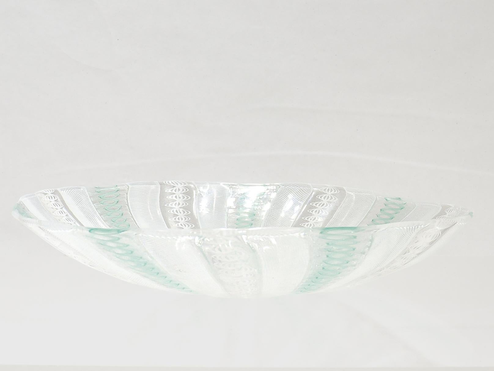20ième siècle Plat ou coupe basse Venini Bianconi Zanfirico Lattimo blanc et sarcelle en vente