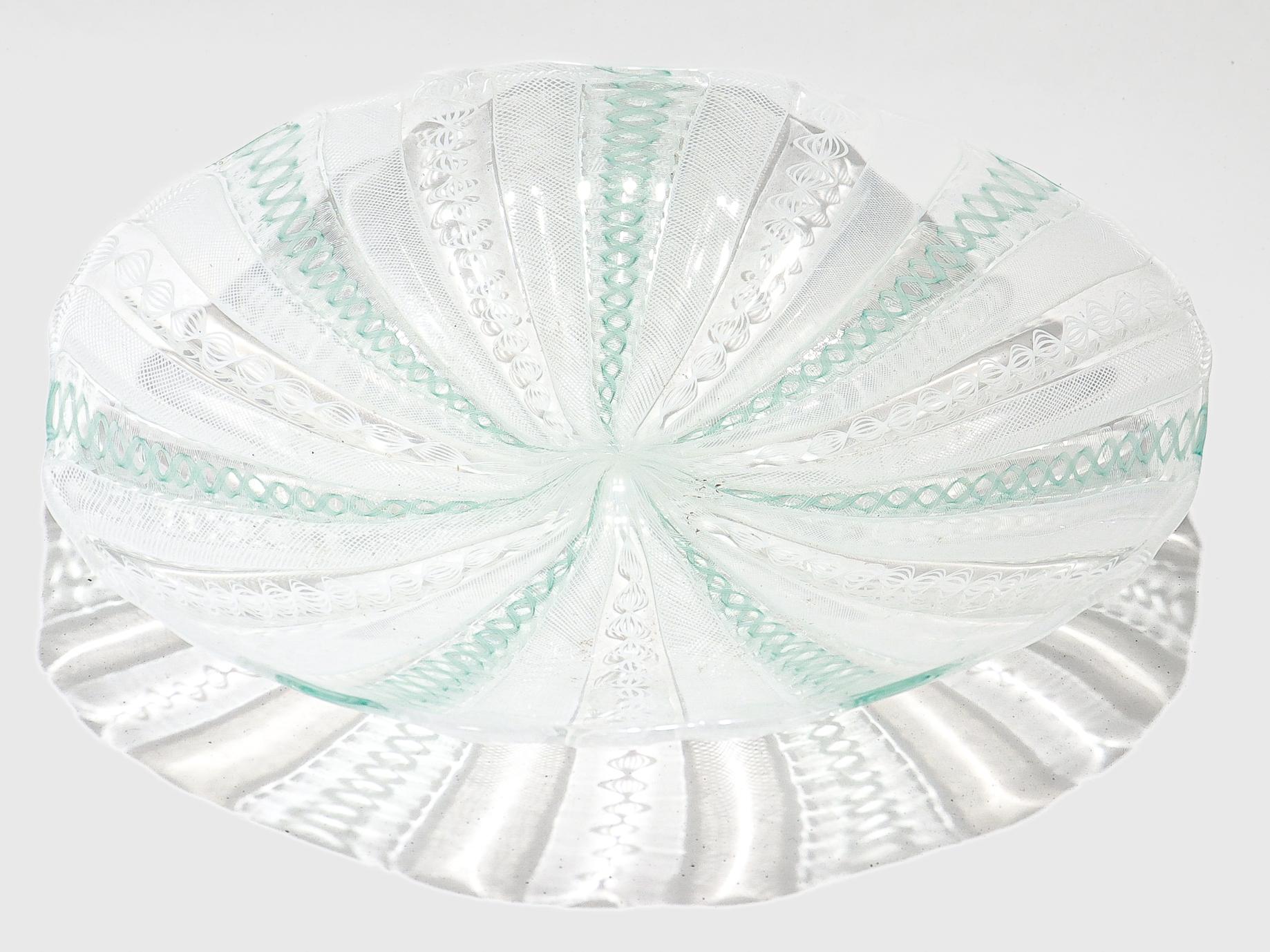 Verre Plat ou coupe basse Venini Bianconi Zanfirico Lattimo blanc et sarcelle en vente