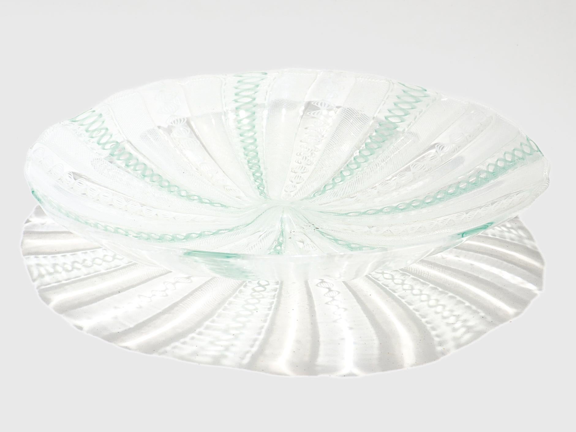 Plat ou coupe basse Venini Bianconi Zanfirico Lattimo blanc et sarcelle en vente 1