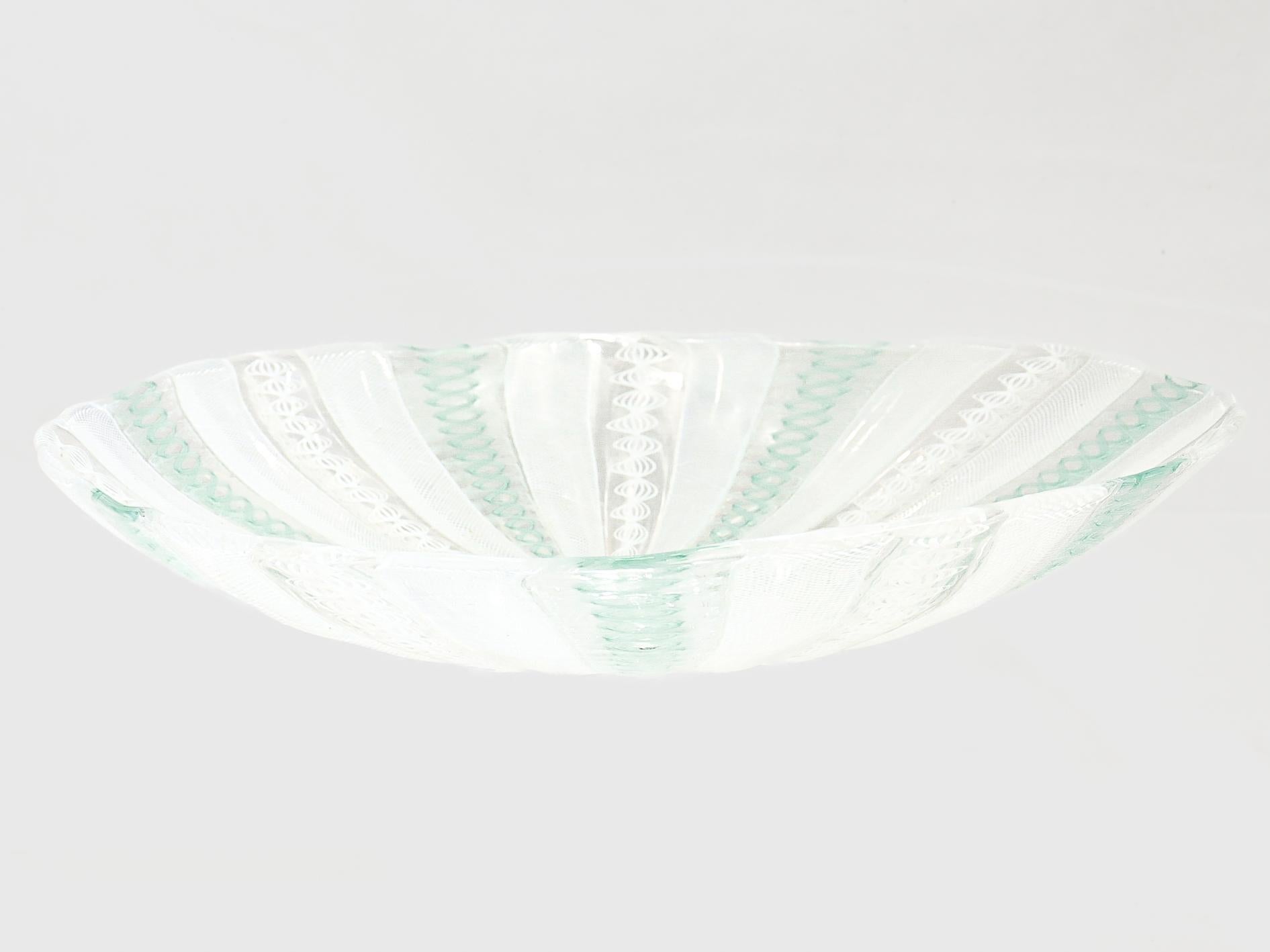 Plat ou coupe basse Venini Bianconi Zanfirico Lattimo blanc et sarcelle en vente 2