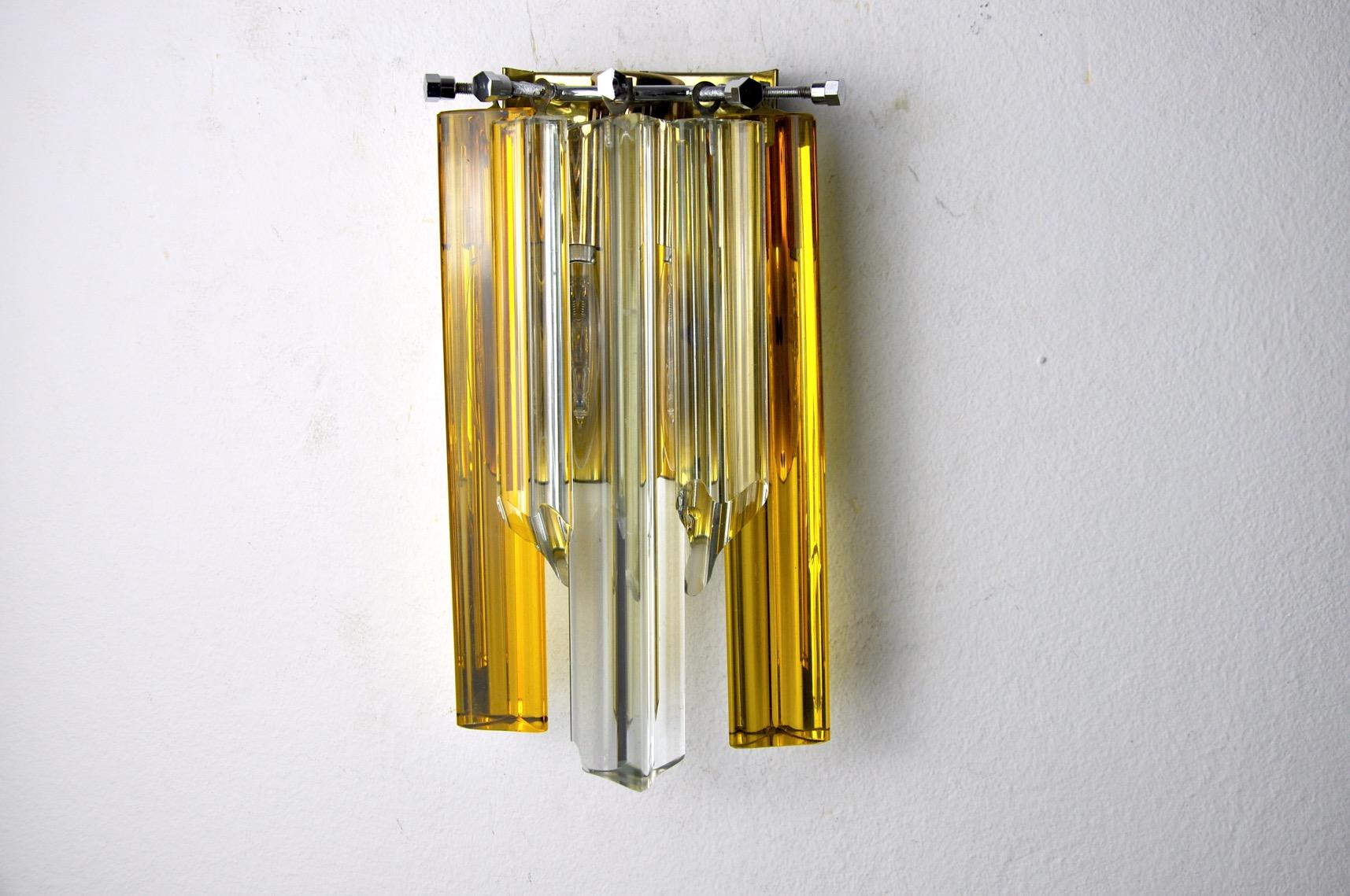 Aplique Venini bicolor de los años 70. Estructura de cristal de Murano y metal dorado. Objeto único que iluminará y aportará un auténtico toque de diseño a tu interior. Electricidad comprobada, marca del tiempo relativa a la antigüedad del objeto.
