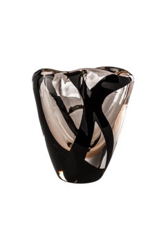 Vase court en verre Venini Ceinture Otto noir en cristal et rose clair de Peter Marino