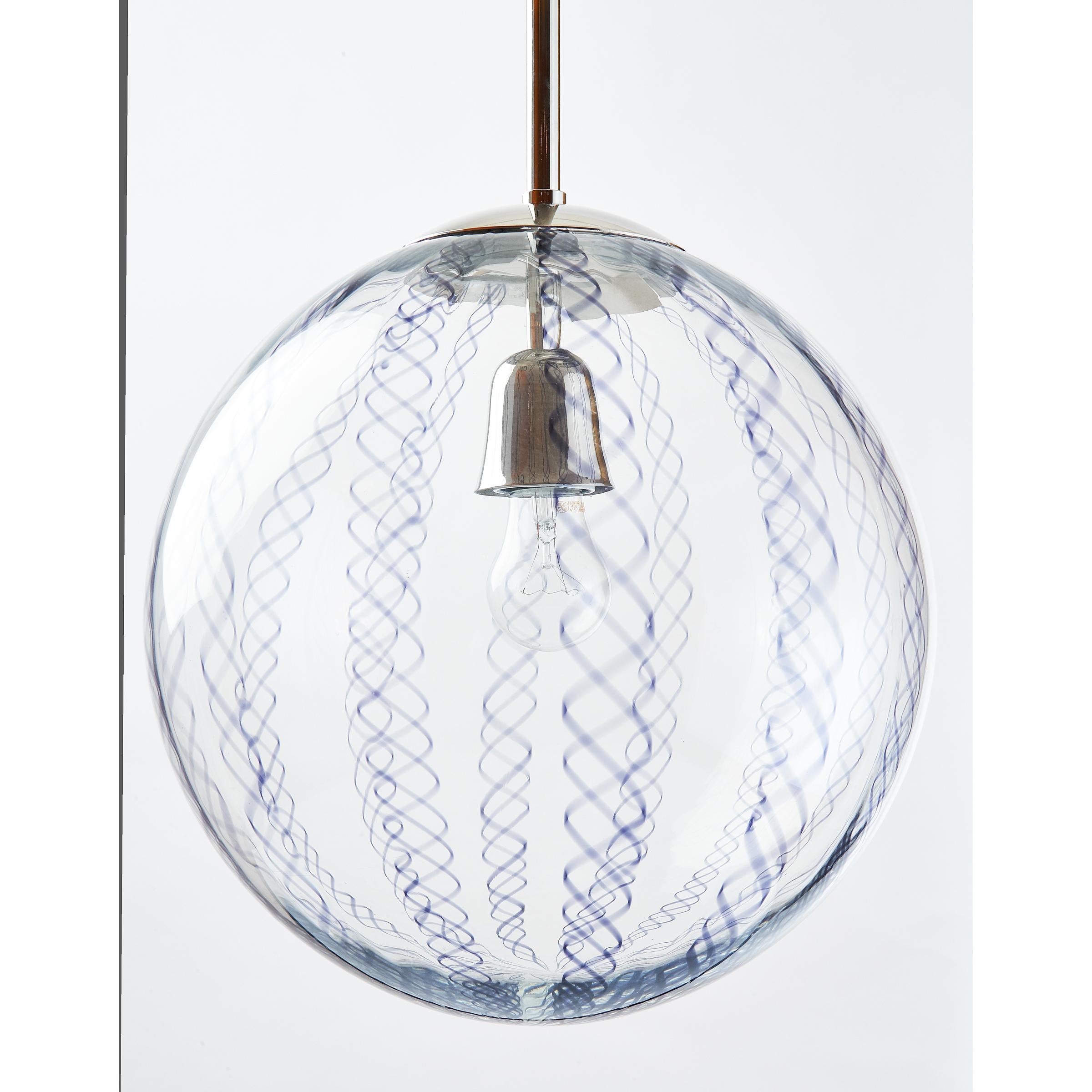 Venini, Italie années 1950
Lanterne en verre clair soufflé avec de délicats motifs en spirale tissés en verre Zanfirico coloré ; montures nickelées.
Mesures : 12 diamètre x 38 hauteur (la hauteur peut être ajustée)
Câblée pour une utilisation aux