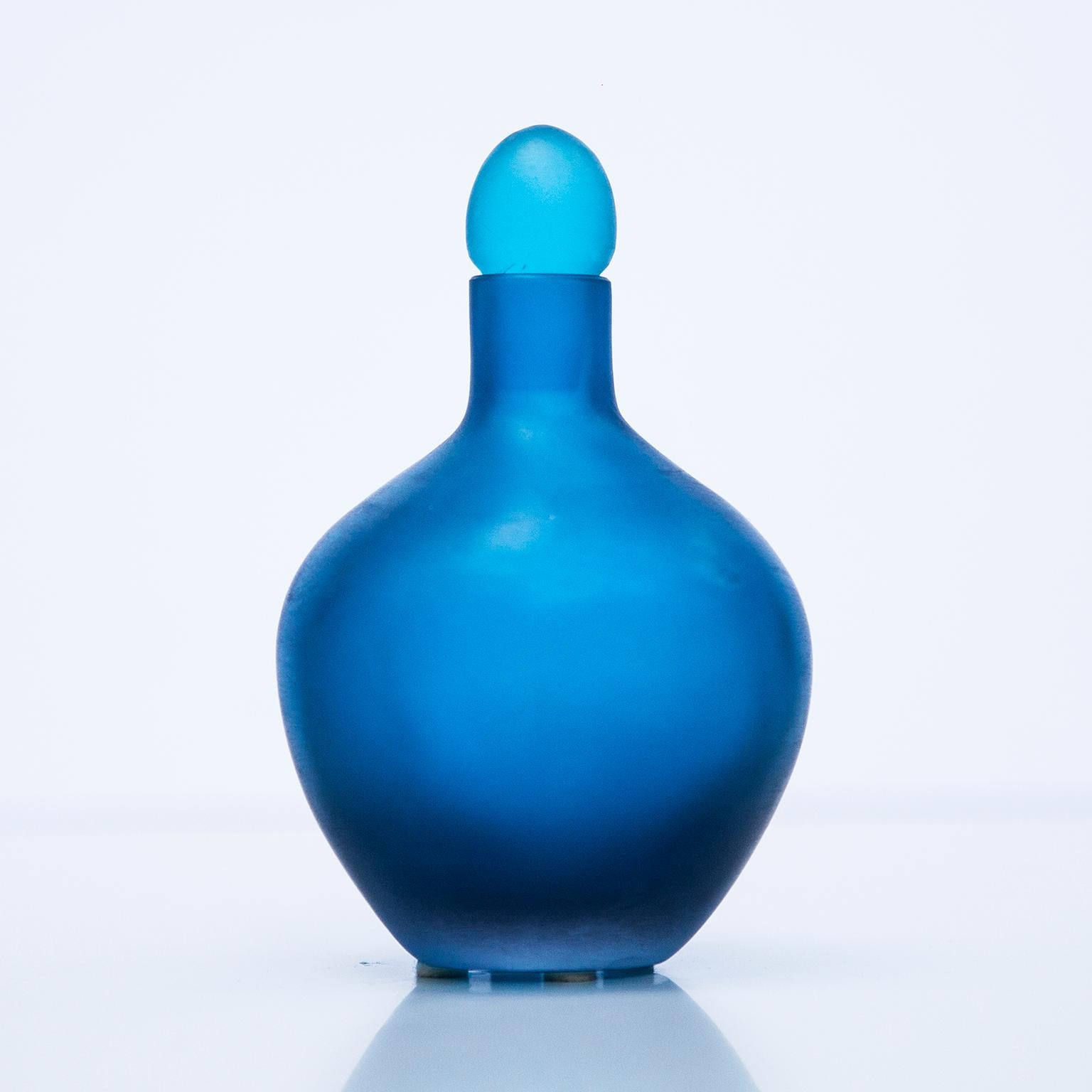 Eleganter Venini-Flakon, entworfen von Paolo Venini im Jahr 1968. Blaues Gussglas mit geritzter Oberfläche in Battuto-Technik, Unterseite mit gravierter Signatur Venini.