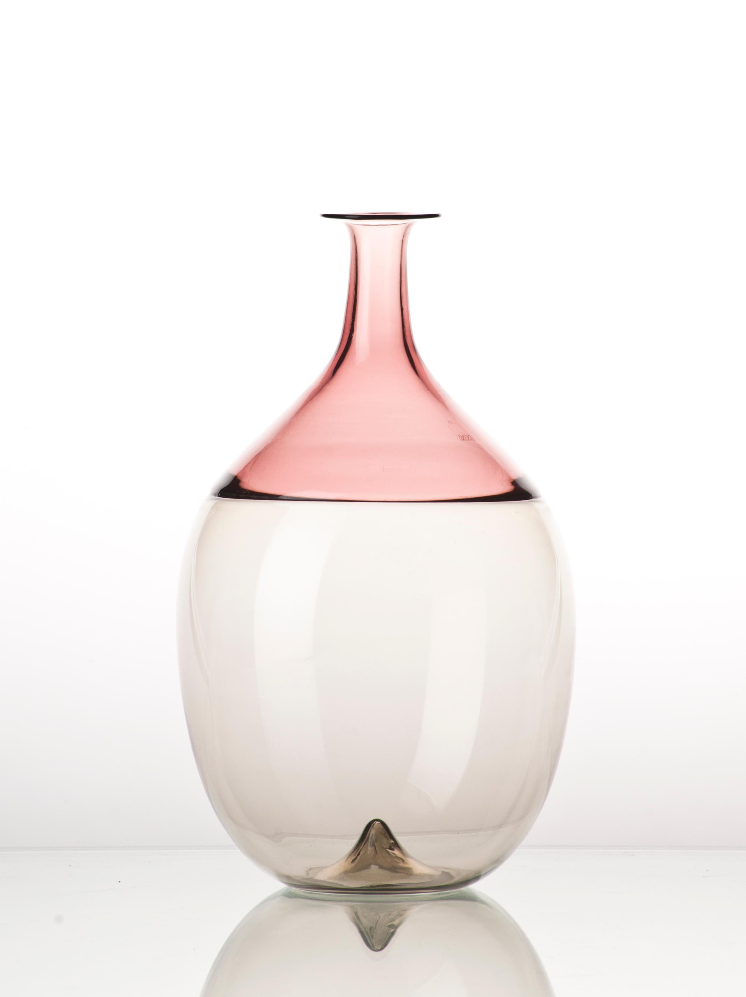 La série de vases Bolle Glass, conçue par Tapio Wirkkala et fabriquée par Venini, a été dessinée à l'origine en 1966. Des chefs-d'œuvre iconiques disponibles en 5 formes différentes. Utilisation intérieure uniquement.

Dimensions : Ø 13 cm, H 21