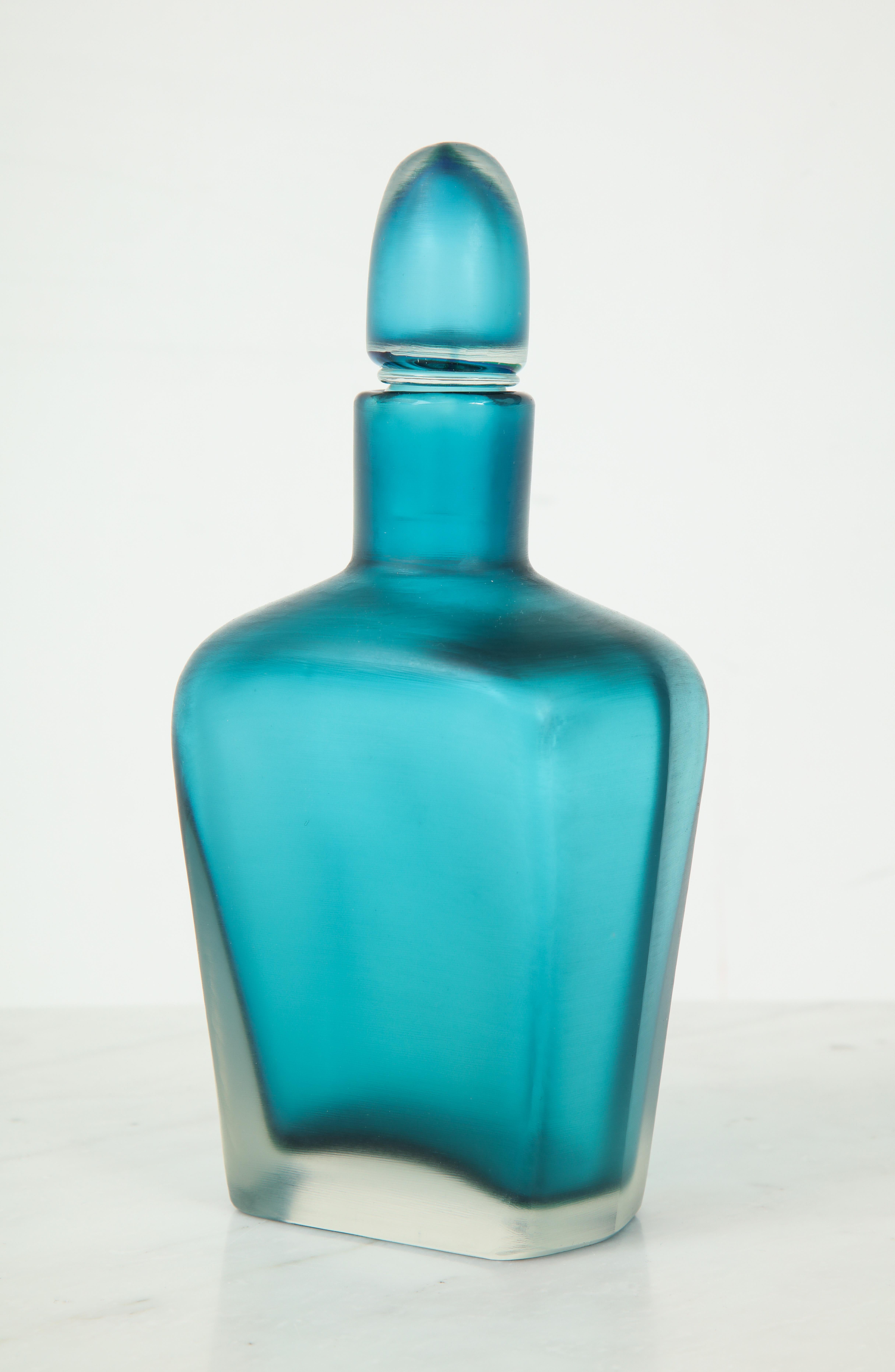 Venini-Glasflasche mit Stopfen aus Verbundglas mit feiner Rillengravur:: auf dem Boden eingraviert 