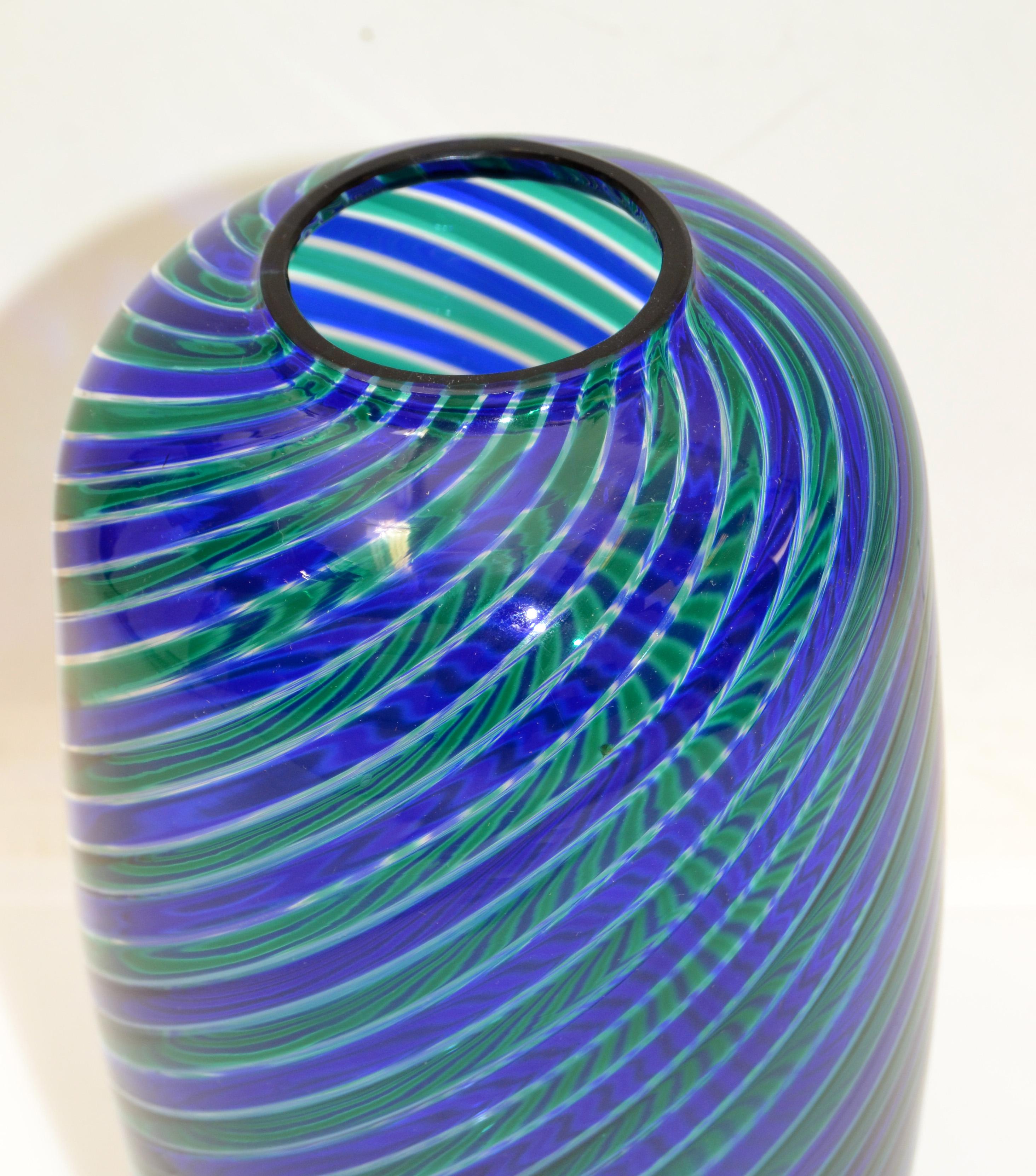 Vetro di Murano Venini Bulgarov 1970 Vaso in vetro soffiato di Murano a righe blu e verdi, Italia in vendita