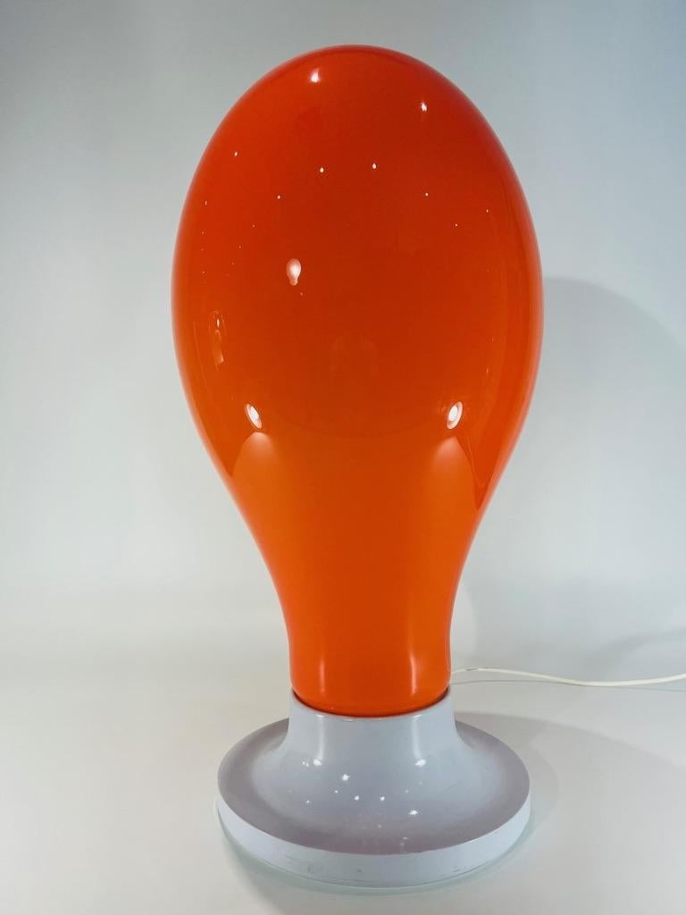 Incroyable et grande lampe de table en verre de Murano orange attribuée à CIGCA. circa 1950.