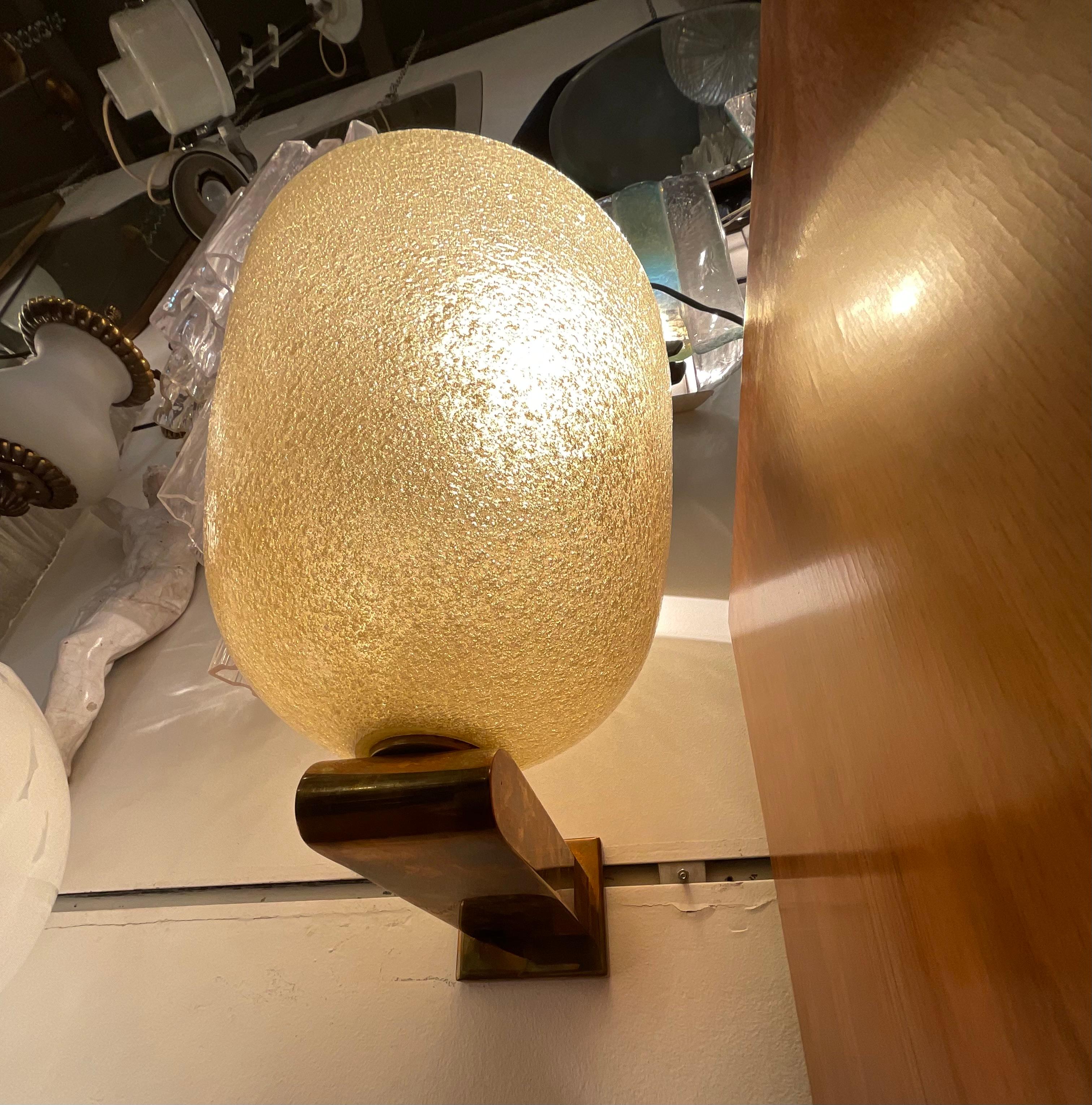 Eine große Wandleuchte von hervorragender Qualit�ät und Form, mit goldenem, strohfarbenem, gewölbtem Glas, entworfen von Carlo SCARPA, hergestellt von der berühmten Glashütte VENINI in MURANO in den 1930er Jahren.
Und in einwandfreiem Zustand,