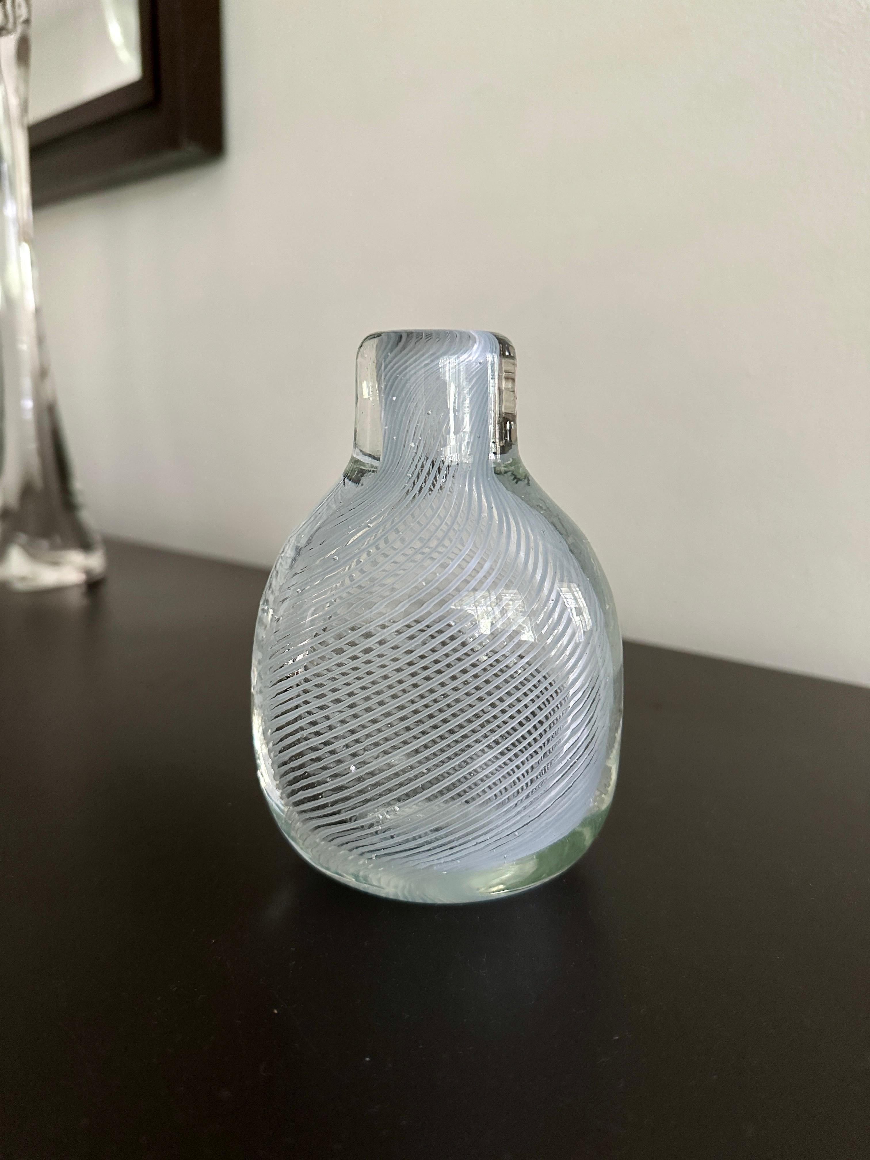 Eine Flasche, die Mitte der 1930er Jahre von Carlo Scarpa für Venini entworfen wurde. Die Flasche hat eine sehr schwache blaugrüne Farbe und zeigt die Mezza Filigrana-Methode des Glasblasens. Ein kleiner Schatz, der nicht oft auftaucht. Die Flasche