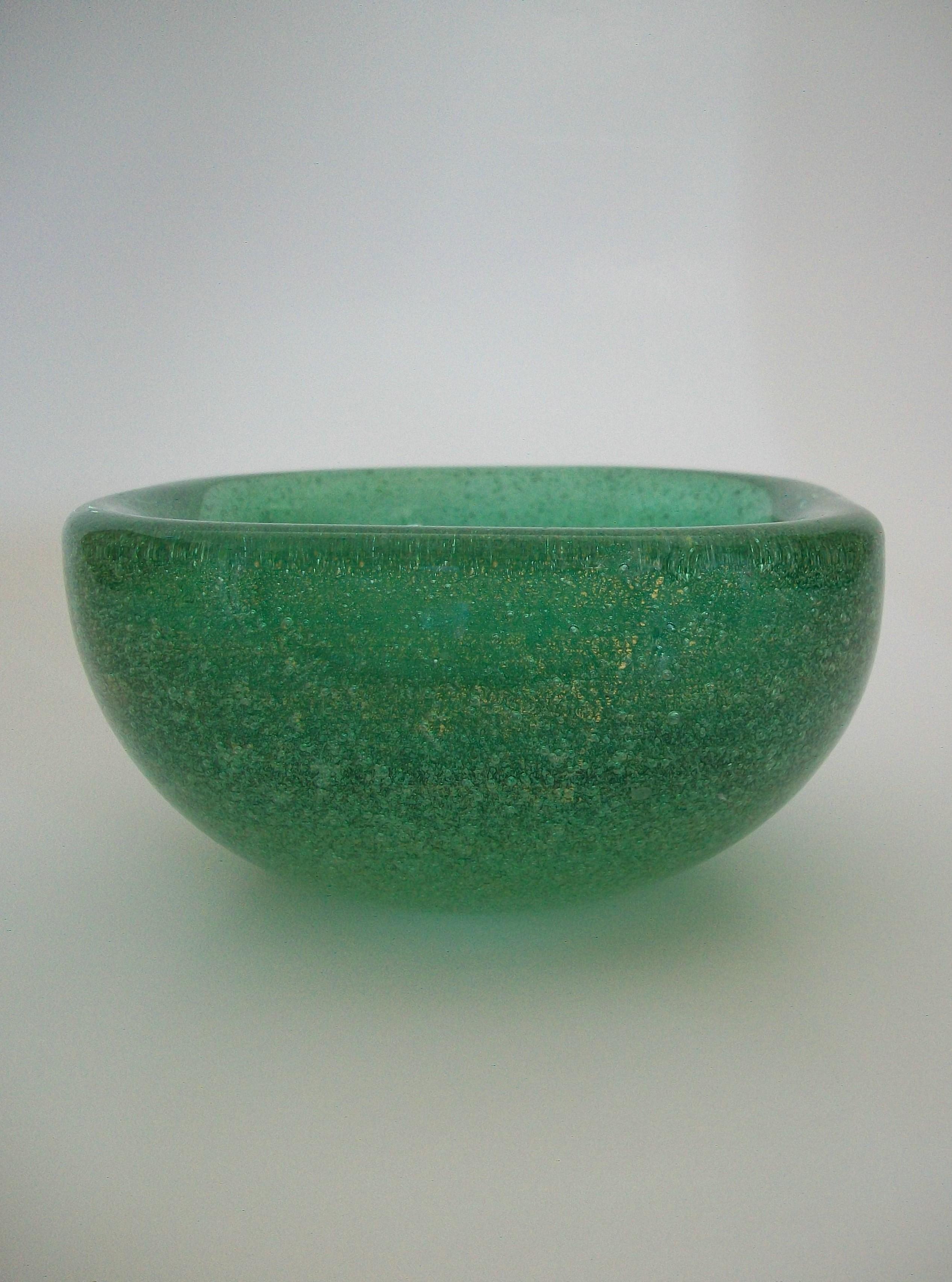 Mid-Century Modern VENINI - CARLO SCARPA - Sommerso Bollicine Green Glass Bowl, Italy, Circa 1940 For Sale