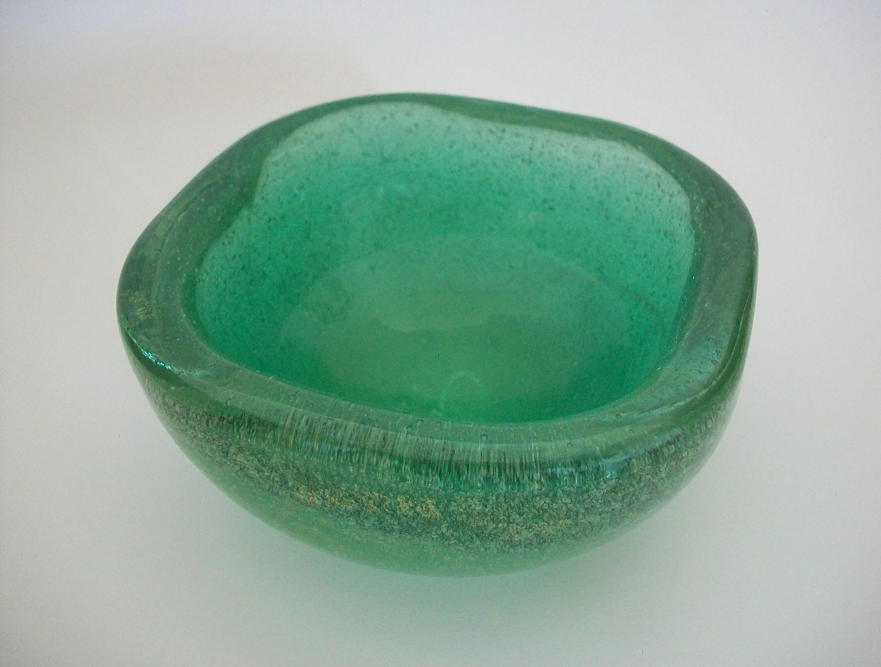 Hand-Crafted VENINI - CARLO SCARPA - Sommerso Bollicine Green Glass Bowl, Italy, Circa 1940 For Sale