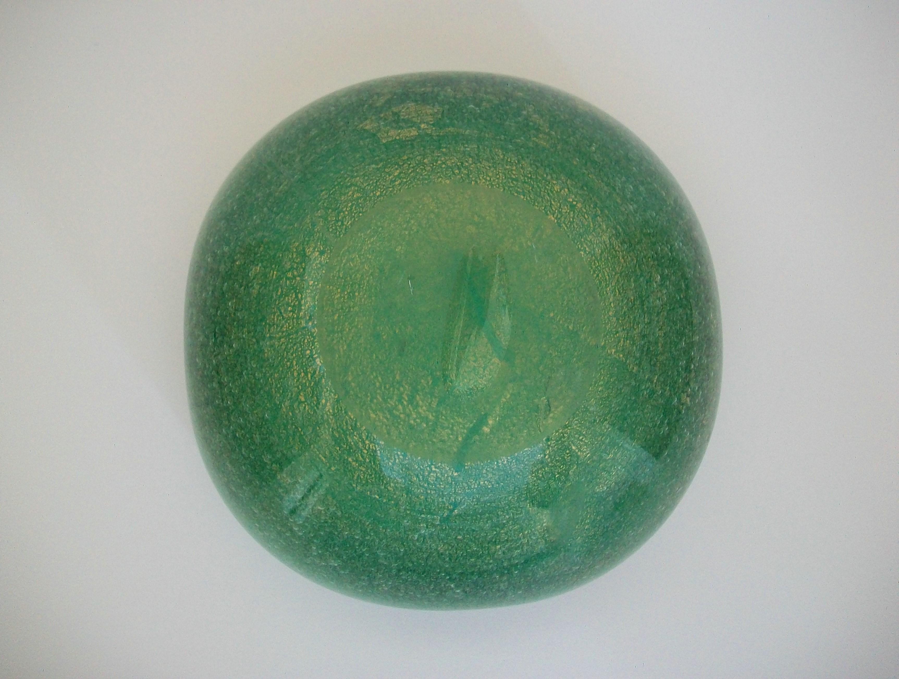20th Century VENINI - CARLO SCARPA - Sommerso Bollicine Green Glass Bowl, Italy, Circa 1940 For Sale