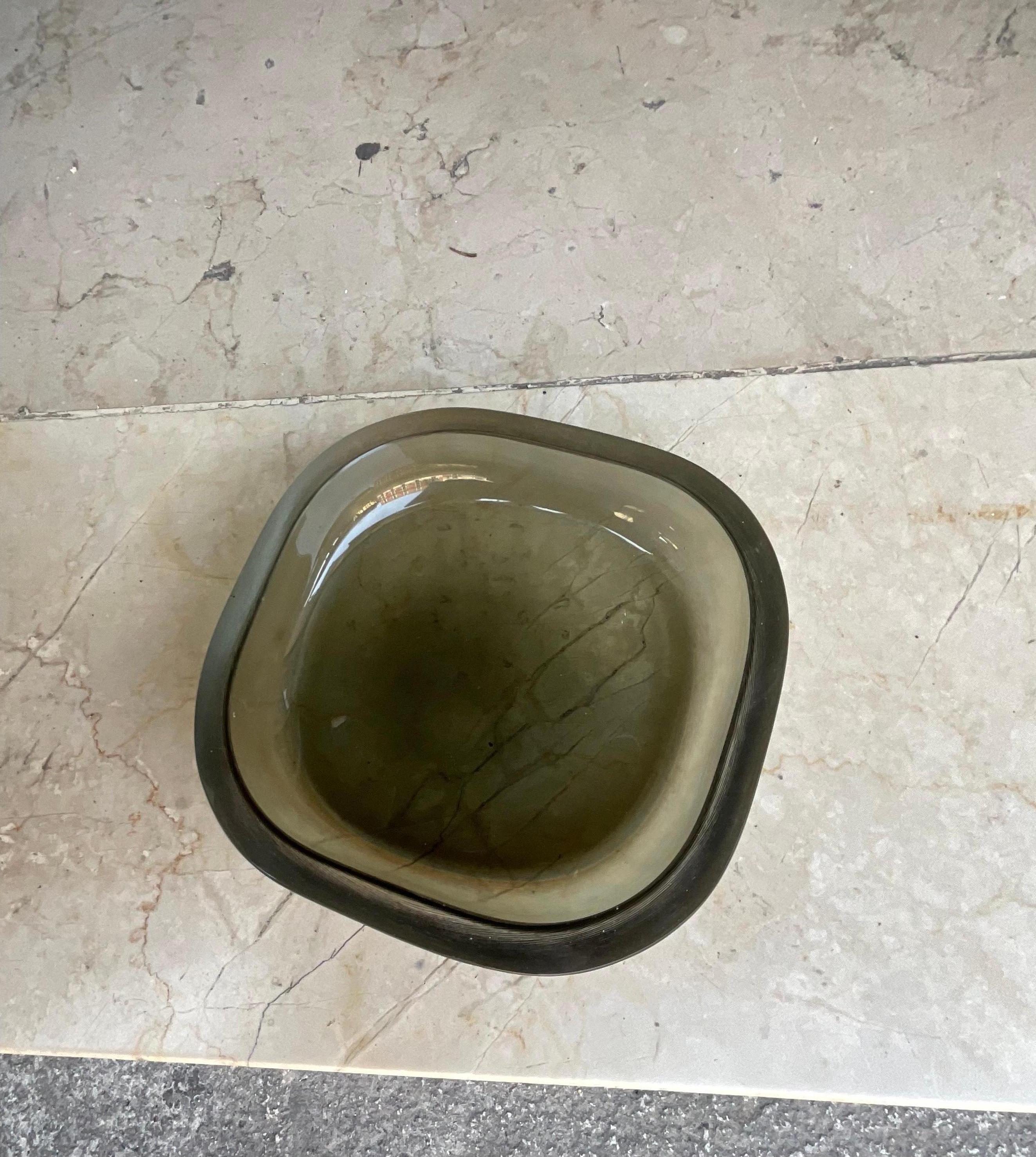 VENINI - CARLO SCARPA - Schönes Modell eines Aschenbechers oder Taschenentleerers aus Muranoglas, signiert mit Säure,
VENINI - MURANO - ITALIEN.
