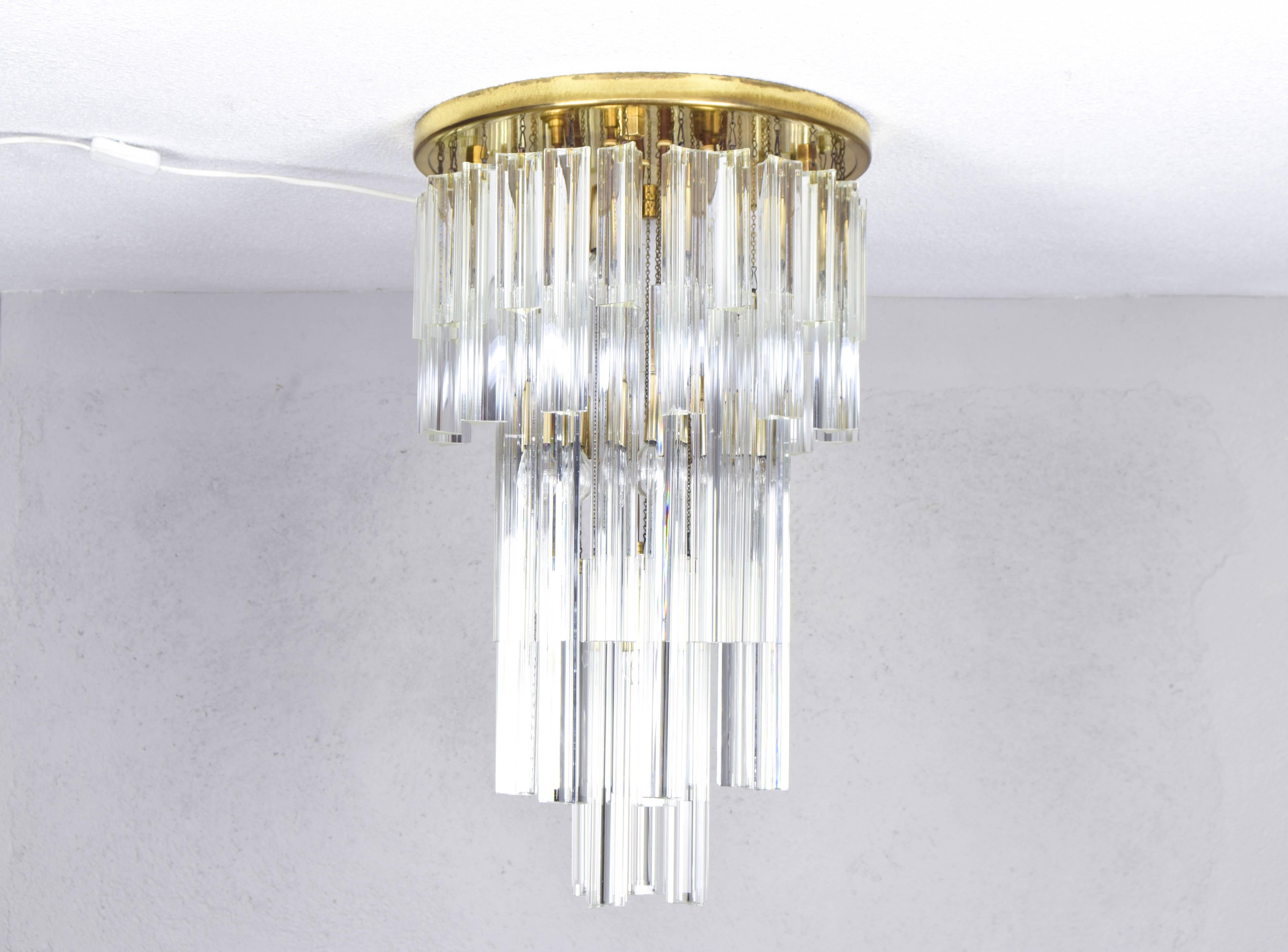 Spectacular, dazzling, elegant, beautiful.
All is little for this flush mount chandelier.
Piece by Venini made up of a brass-plated base with chains from which hang 48 Venetian Triedri de Murano glass, alternating sizes and forming a cascade of