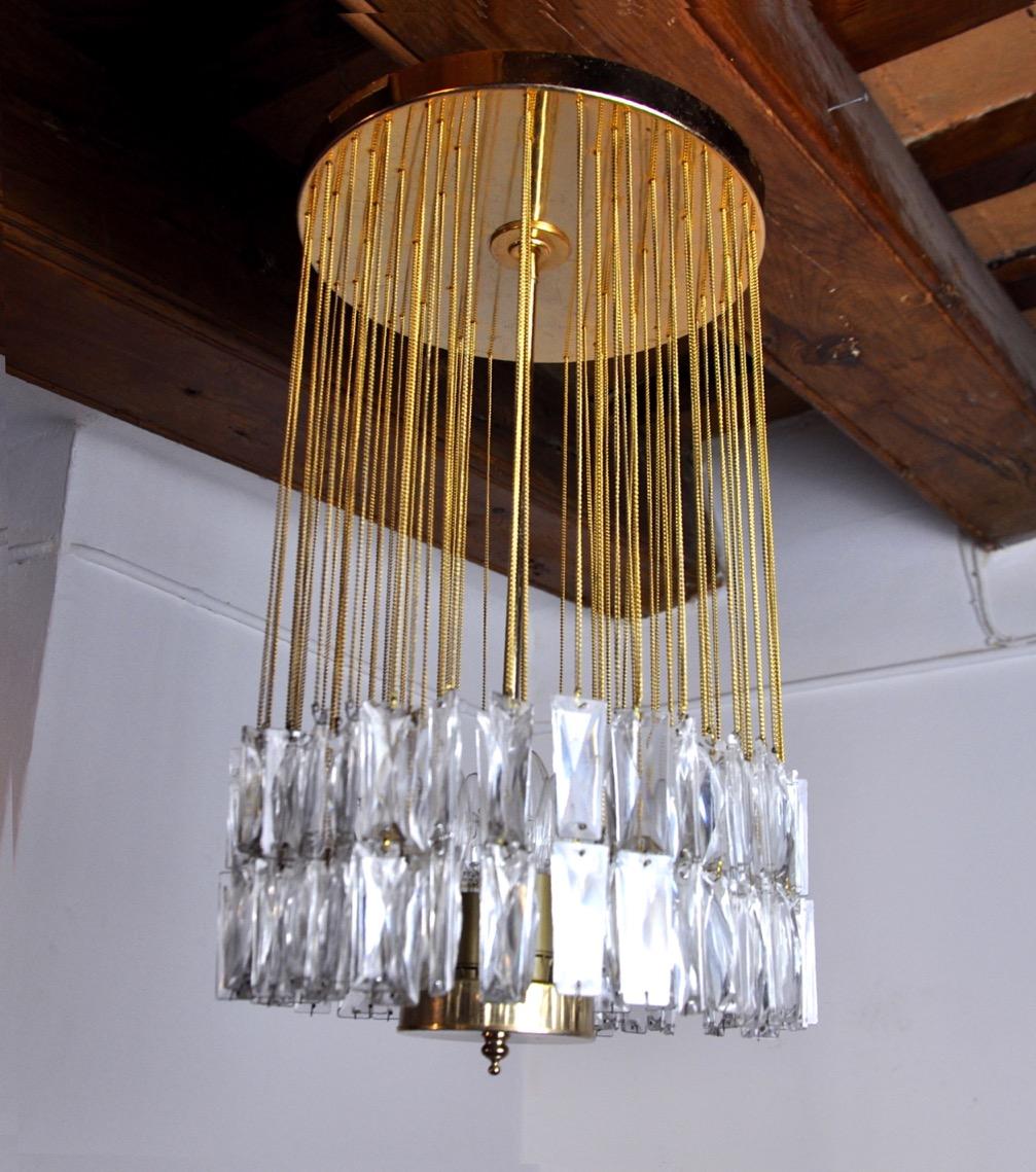 Superb and rare venini ceiling lamp, designed and produced in Italy in the 1970s. This unique object is composed of crystals cut in glass distributed in a spiral. Unique object that will illuminate wonderfully and bring a real design touch to your