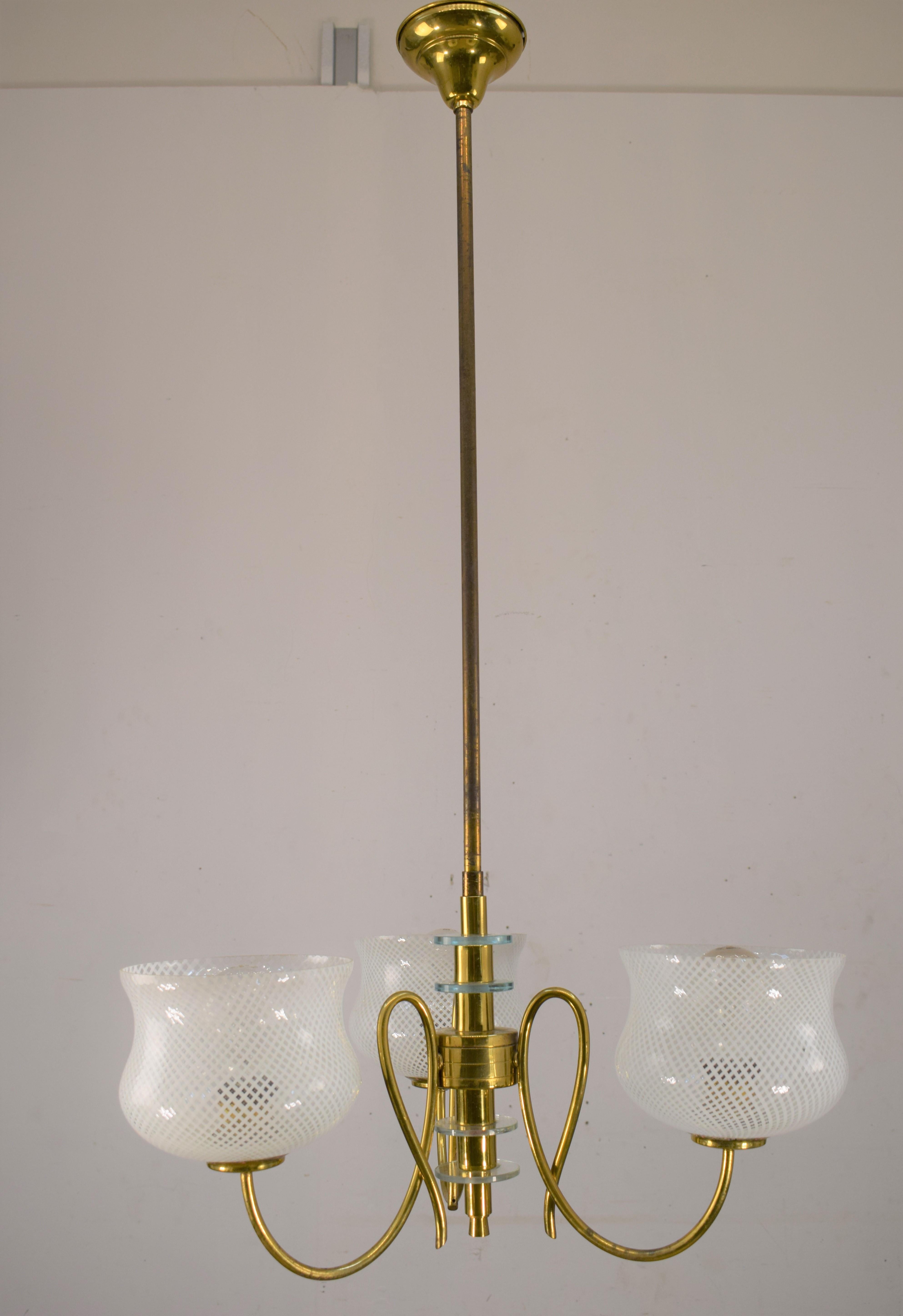 Venini chandelier, 1950s.
Dimensions: H= 96 cm; D=50 cm.