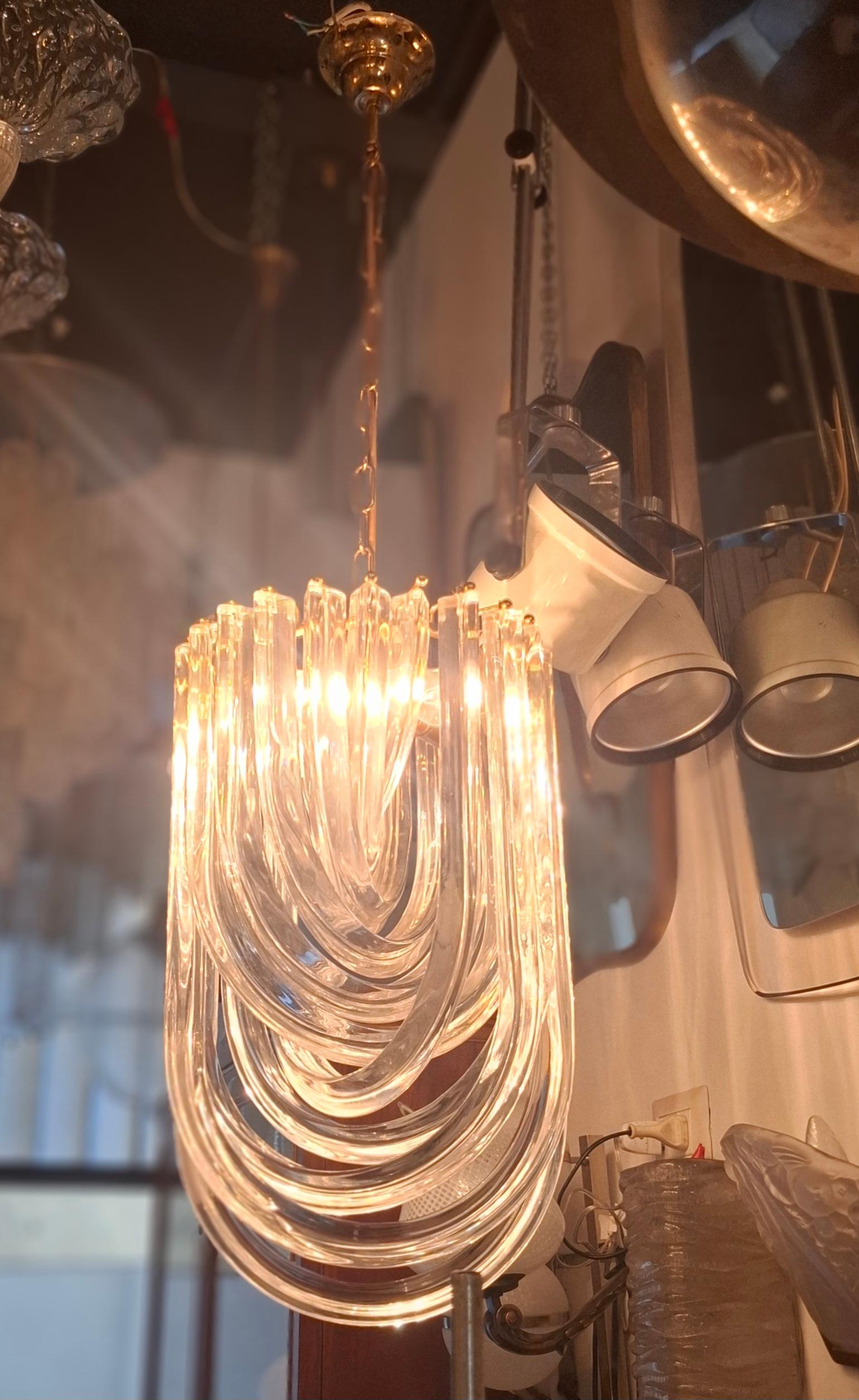 BELLISSIMO LAMPADARIO IN VETRO DI MURANO IRIDESCENTE del 1970
Der Teil in Vetro ist 70 cm lang.
Proveniente da una villa Milanese 