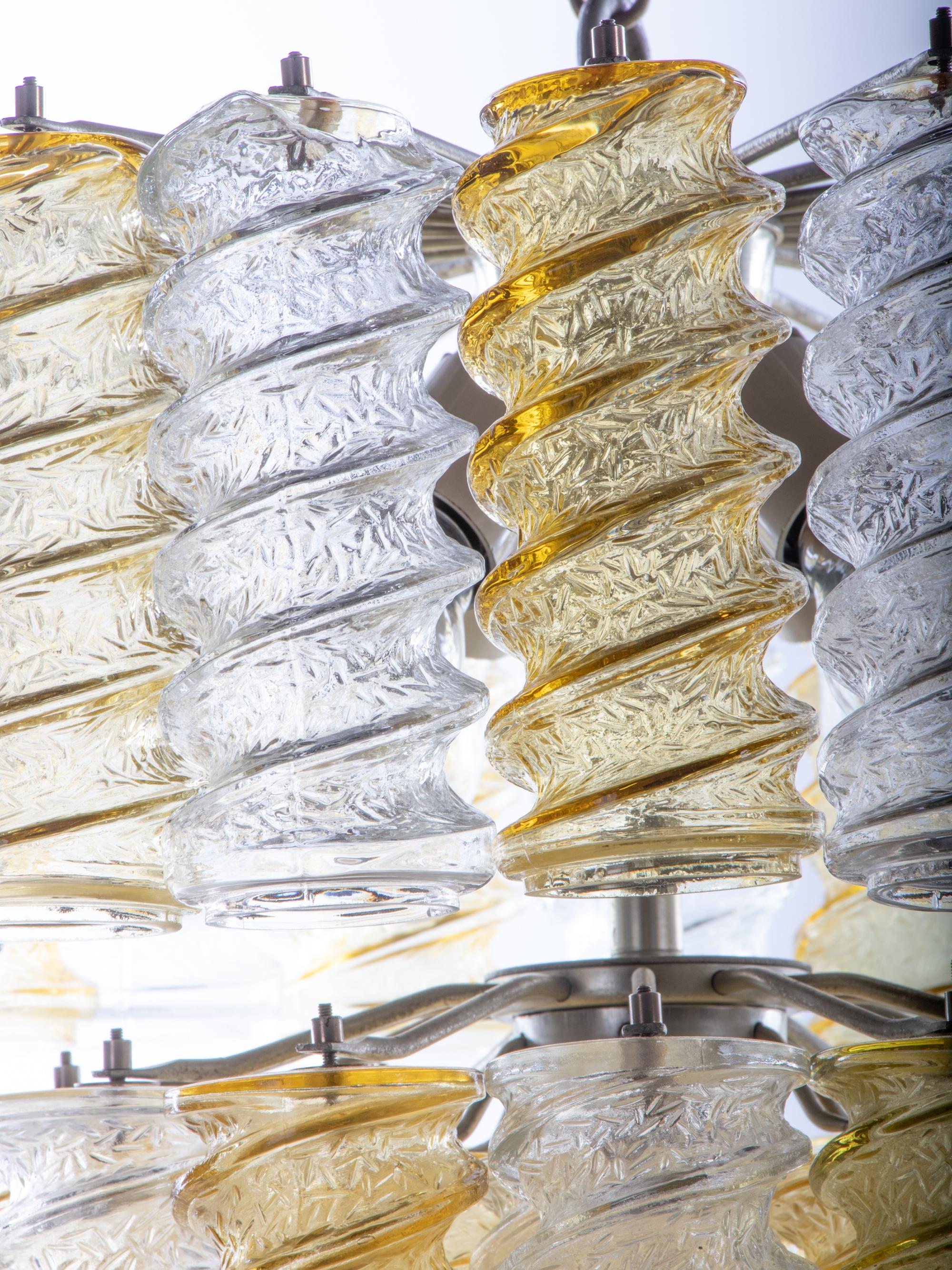 Lustre 'Swirl' Venini' de 1960 en verre de Murano ambré et transparent torsadé en vente 2