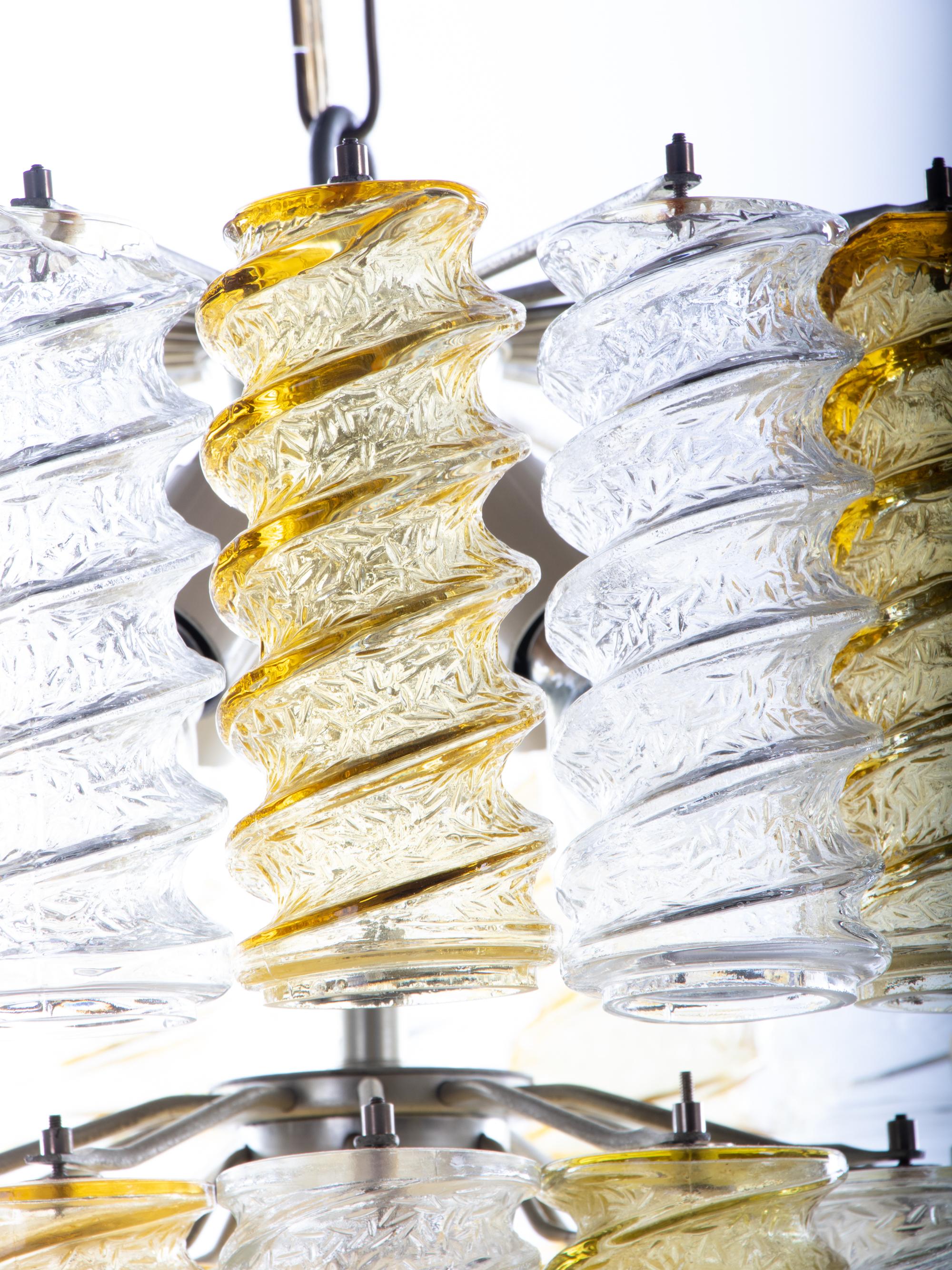 Lustre 'Swirl' Venini' de 1960 en verre de Murano ambré et transparent torsadé en vente 4