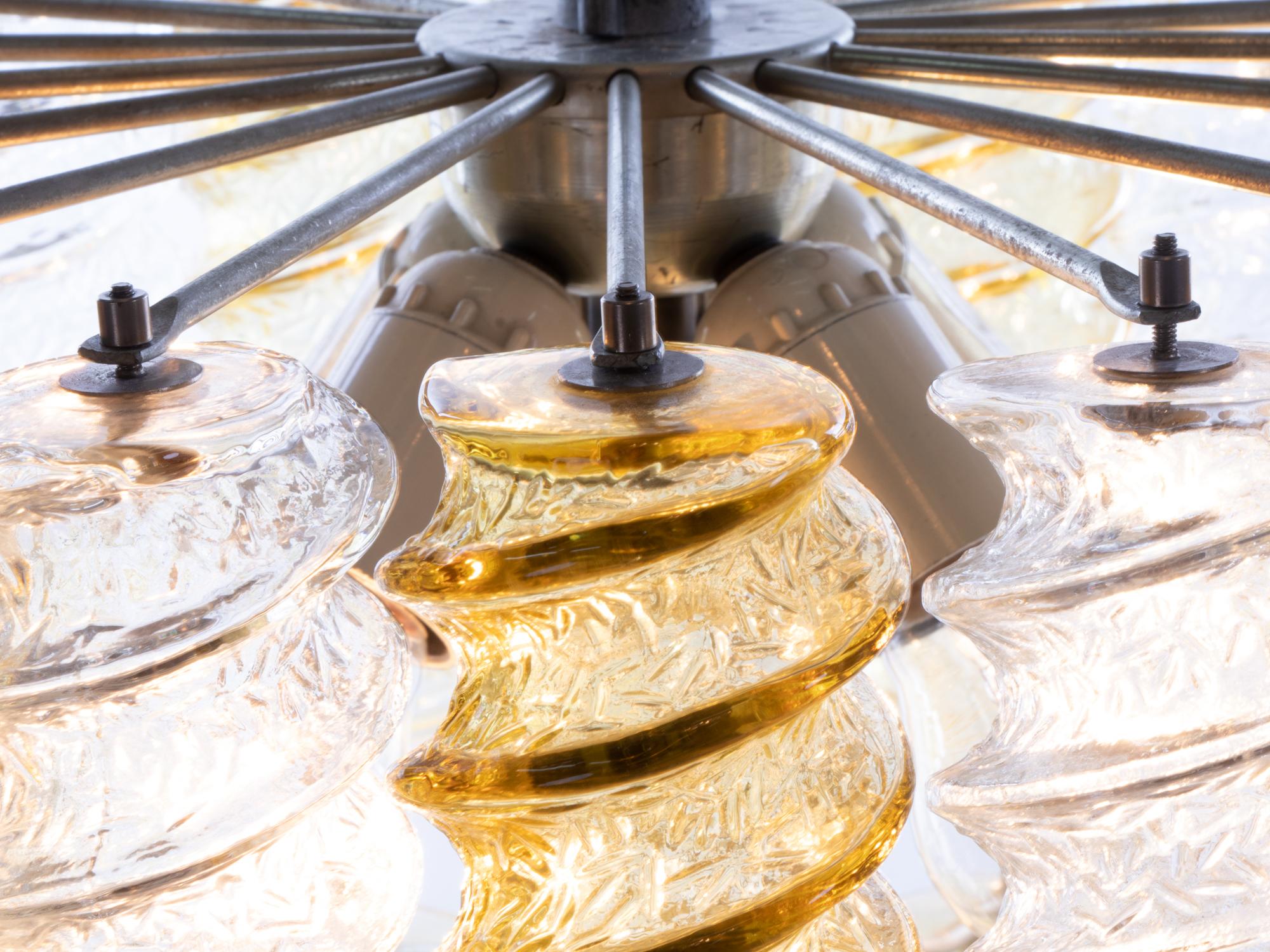 Lustre 'Swirl' Venini' de 1960 en verre de Murano ambré et transparent torsadé en vente 1
