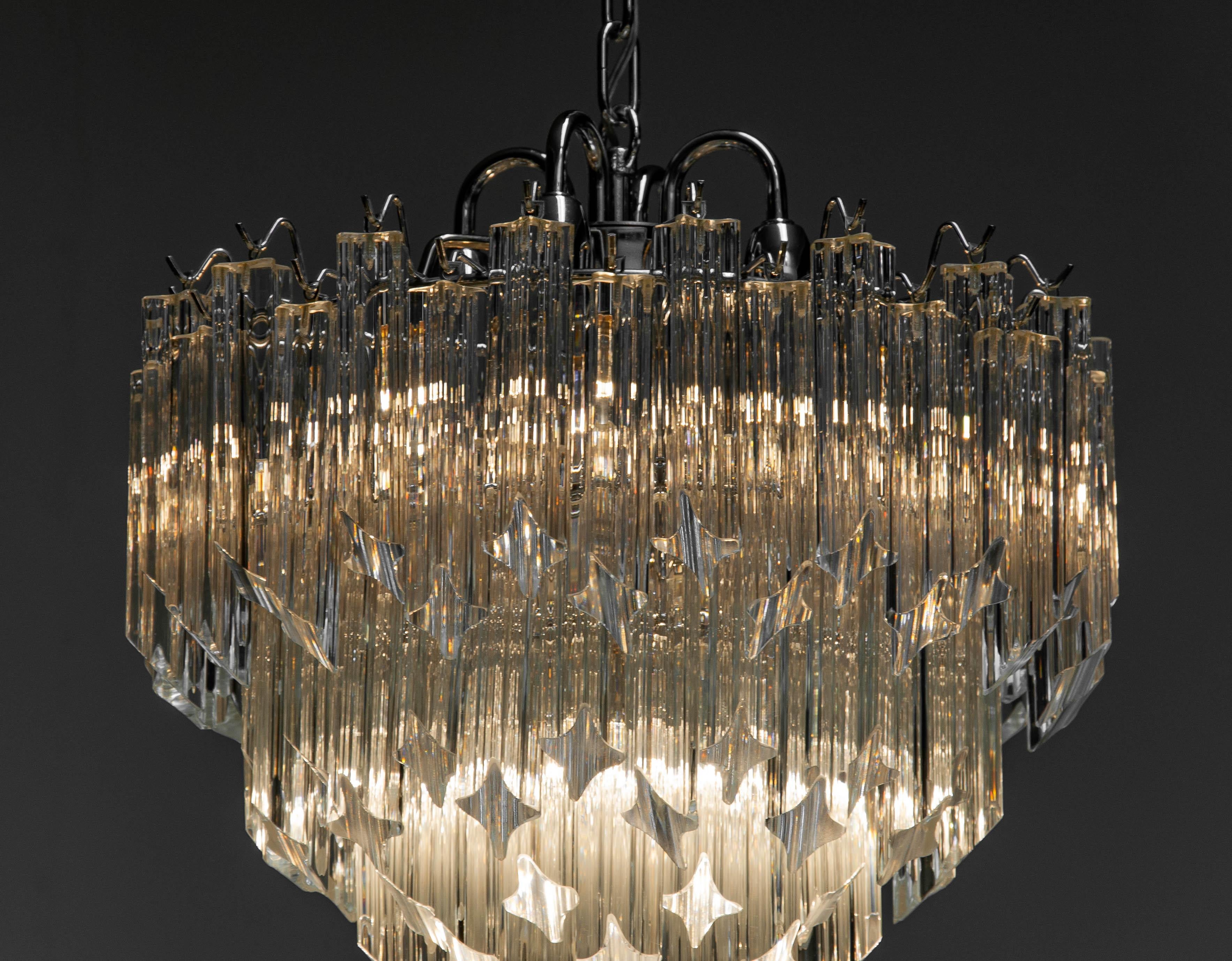 Venini Chrome Tiered Chandelier With 91 Clear Triedri Murano Crystals Italy 1980 In Good Condition In Silvolde, Gelderland