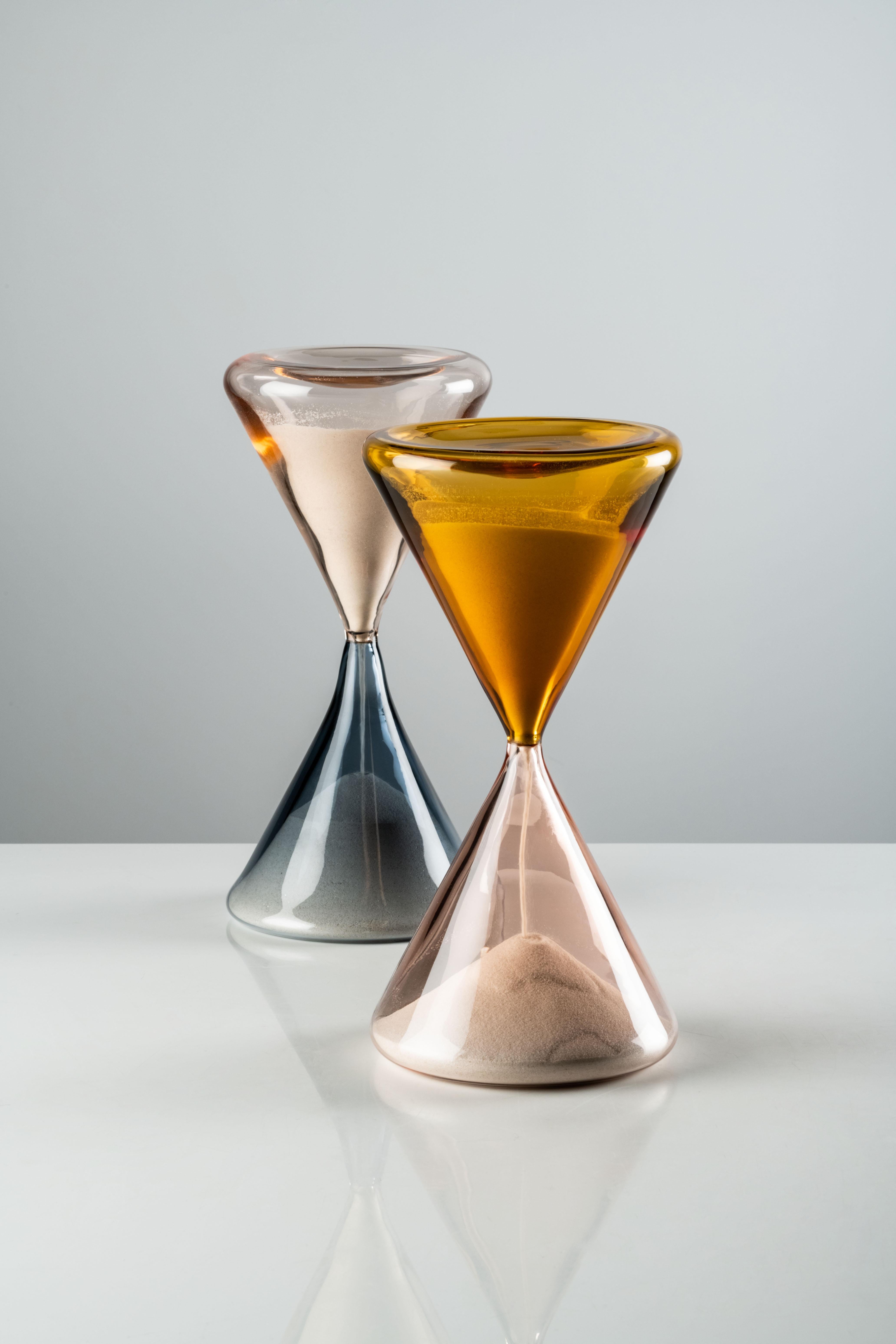 Sablier Clessidra en verre de Murano rose et raisin de Paolo Venini et Riedizione. Édition limitée à 99 exemplaires. Des petits grains de sable, impalpables et imperceptibles dans leur ensemble et pourtant si réels, comme le temps qui passe. En