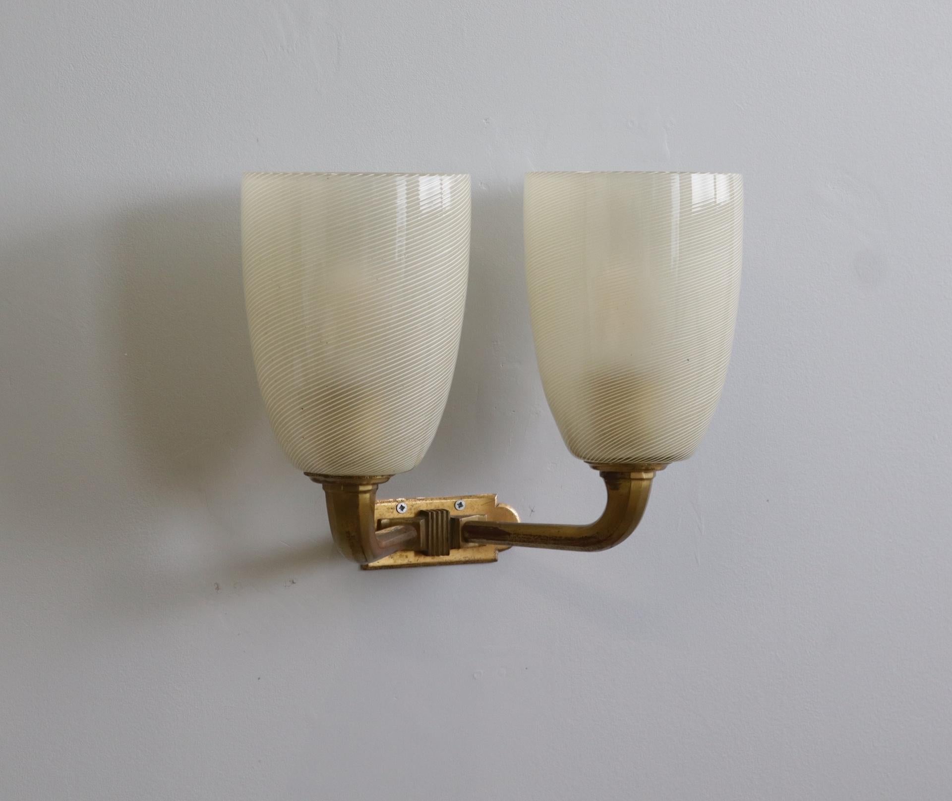 VENINI Coppia di lampade da parete 
 Vetro reticello e ottone, anni 50. VENINI