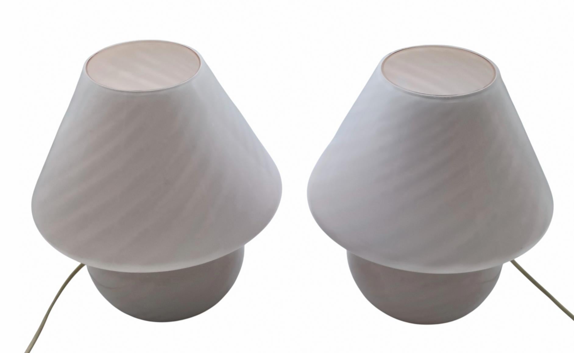 Ensemble de lampes de table à pied de Venini en veau de Murano avec motif en spirale, années 70. Excellentes conditions générales, avec des pertes de temps normales
Protagoniste du théâtre muranais du Novecento, Paolo Venini (1895-1959) a contribué,