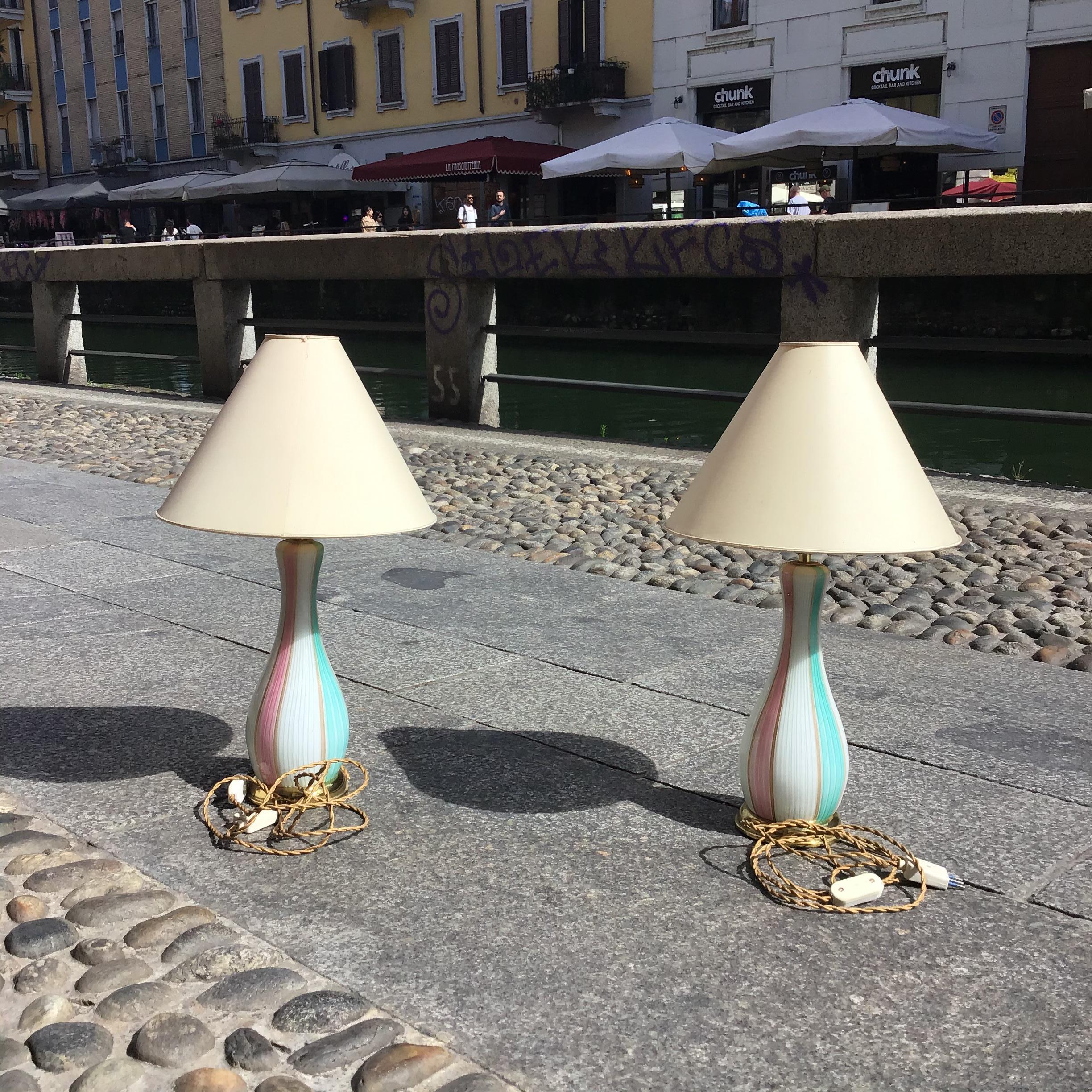 AUSSERGEWÖHNLICHE UND SELTENE PAAR VENINI TISCHLAMPEN IN MURANO GLAS UND GOLD VERGOLDET MESSING STRUKTUR MASSNAHMEN OHNE PARALUME  Höhe 41cm  diametron14 cm.....1960 Italien 
Provenienz VILLA PORTO CERVO SARDINIA. 