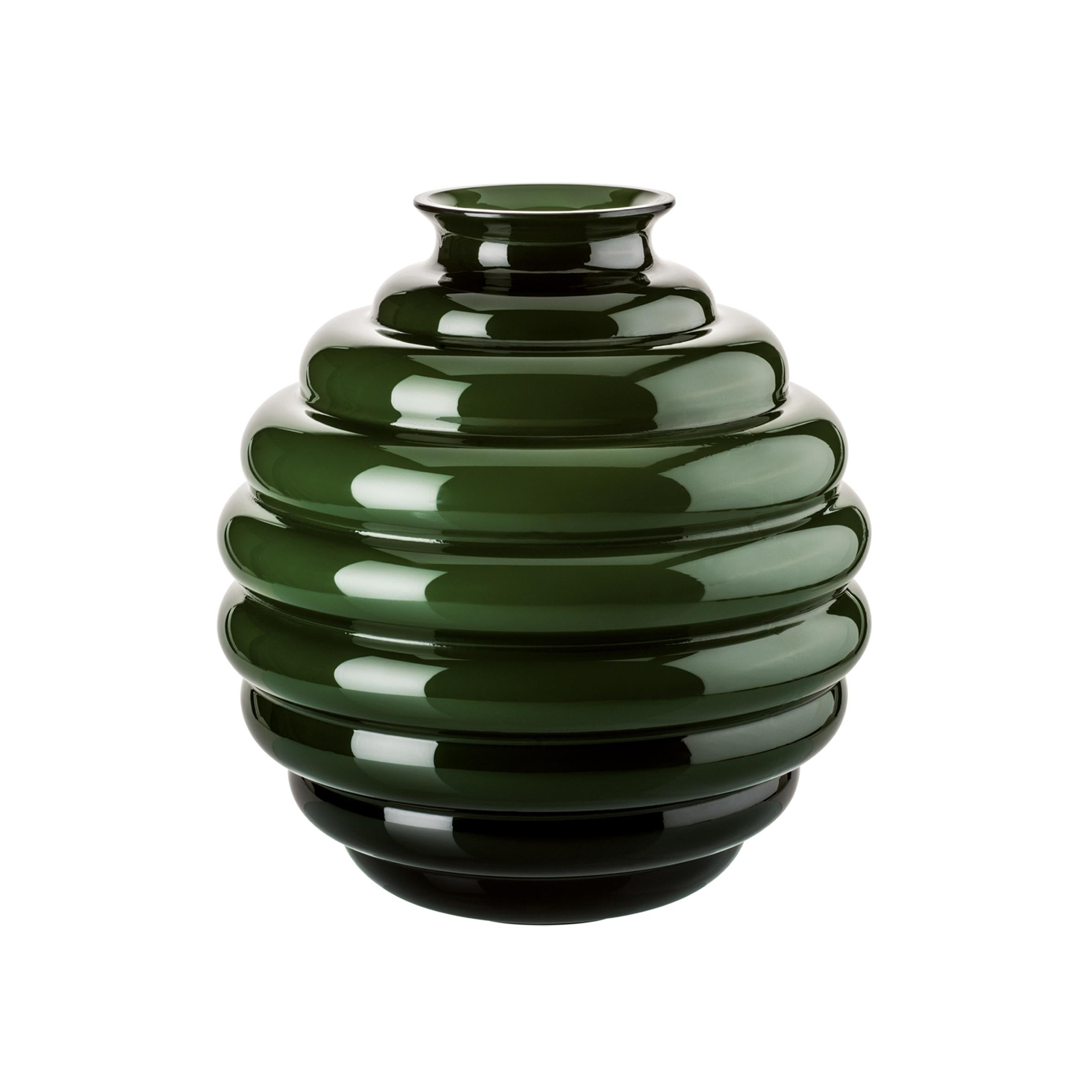 Vase en verre Venini en vert pomme conçu par Napoleone Martinuzzi en 1930. Parfait pour la décoration d'intérieur, en tant que récipient ou élément de décoration pour n'importe quelle pièce. Egalement disponible dans d'autres couleurs sur