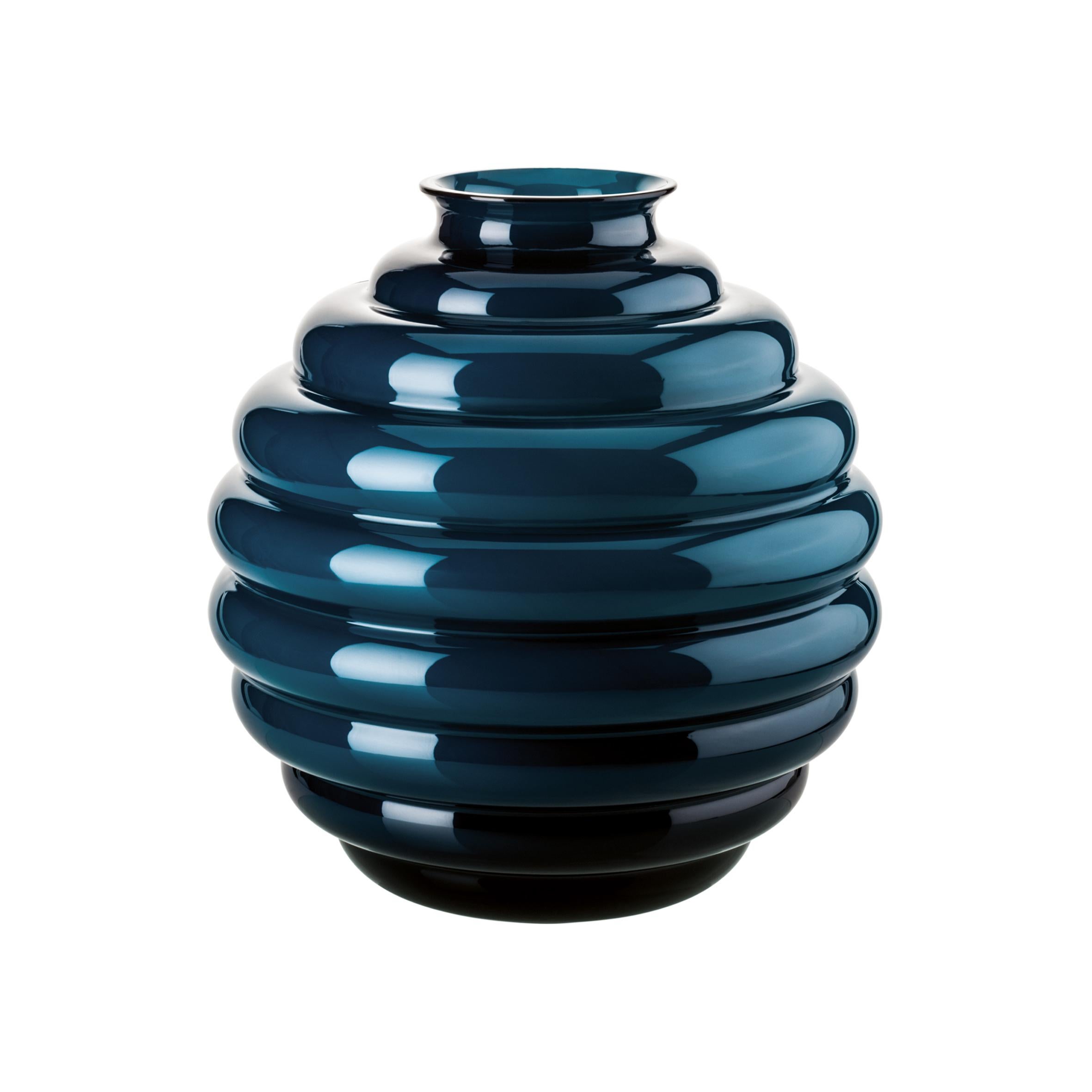 Vaso in vetro Venini di colore blu orizzonte disegnato da Napoleone Martinuzzi nel 1930. Perfetto per l'arredamento di interni, come contenitore o pezzo forte per ogni stanza. Disponibile anche in altri colori su 1stdibs.

Dimensioni: 26 cm di