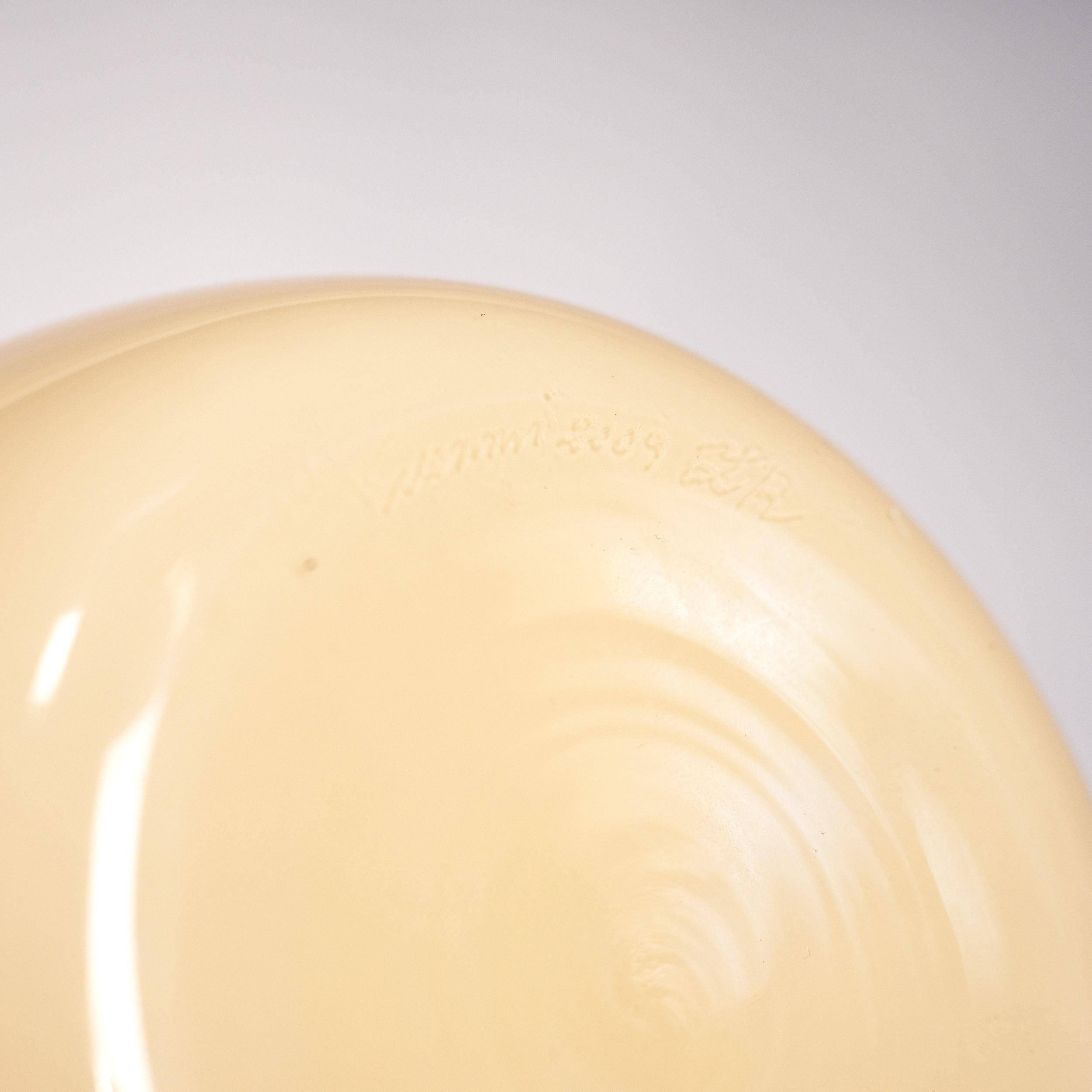 Vase Venini Dogon, modèle 706.86, produit en 2009 et accompagné de sa boîte d'origine Venini et de ses papiers.
Les vases Dogon appartiennent à la dernière génération de créations en verre opalin de Venini : essentiels dans leur forme, ils sont