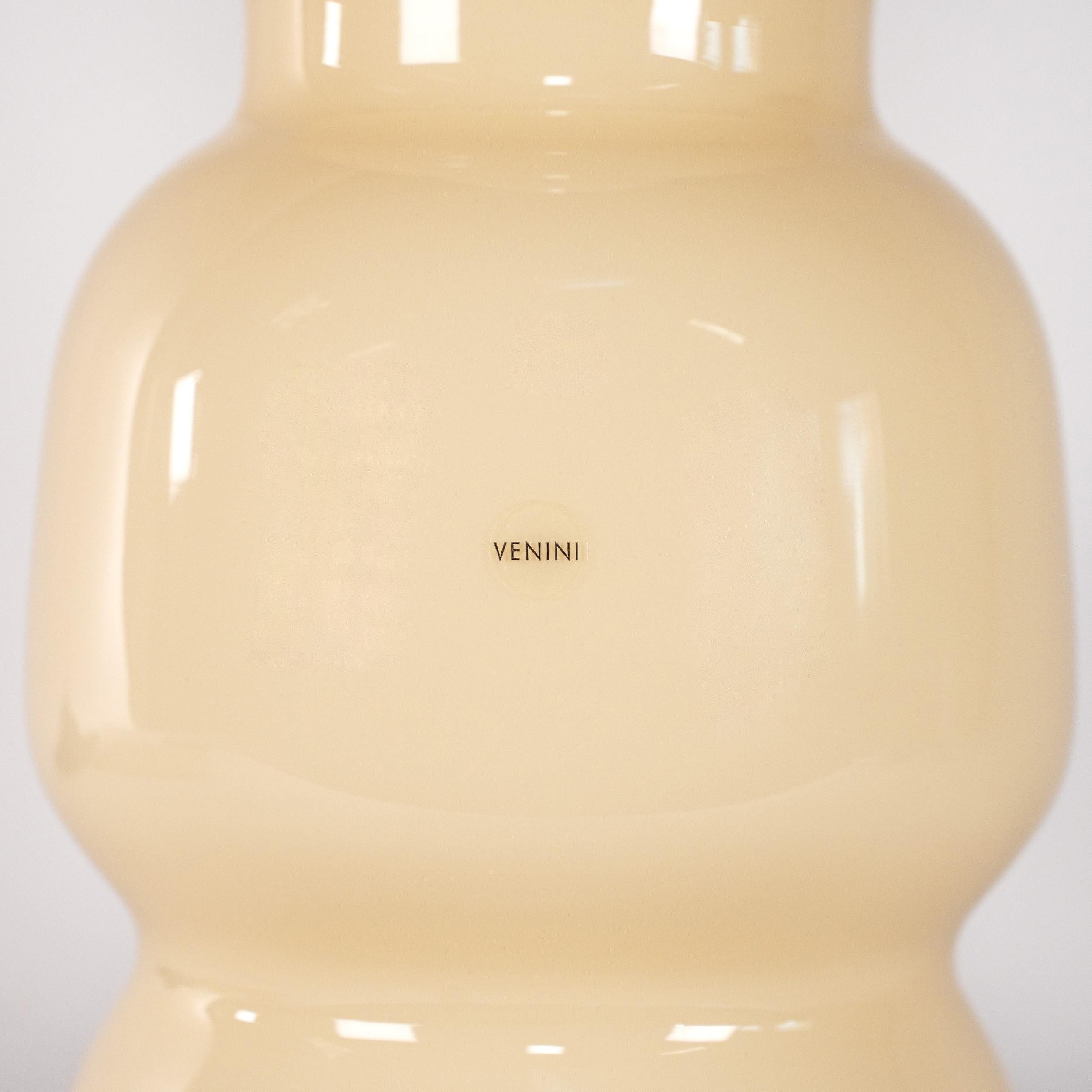 Mid-Century Modern VENINI Vase Dogon couleur ivoire en verre de Murano, Signé 2009, Fabriqué en Italie avec boîte en vente