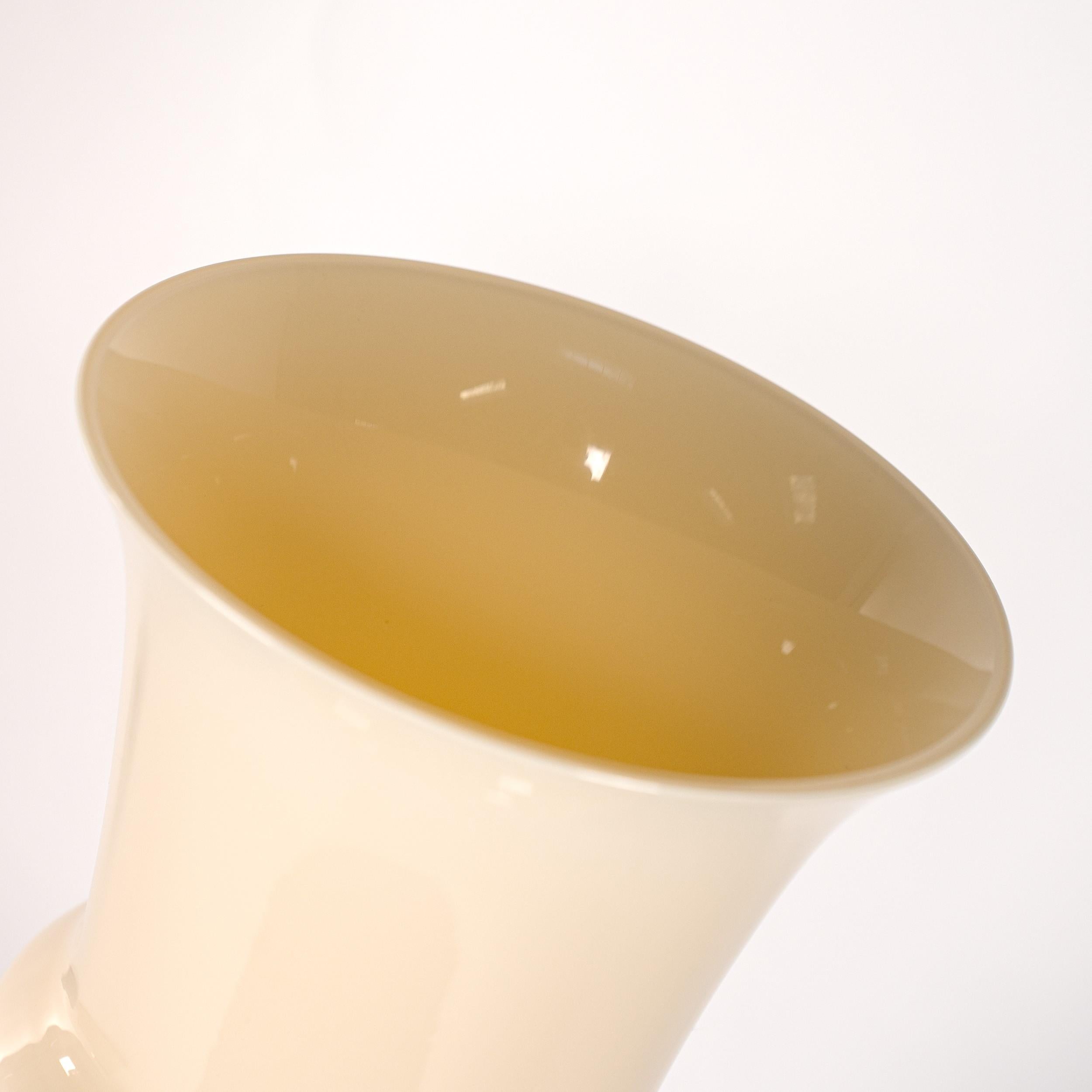 italien VENINI Vase Dogon couleur ivoire en verre de Murano, Signé 2009, Fabriqué en Italie avec boîte en vente