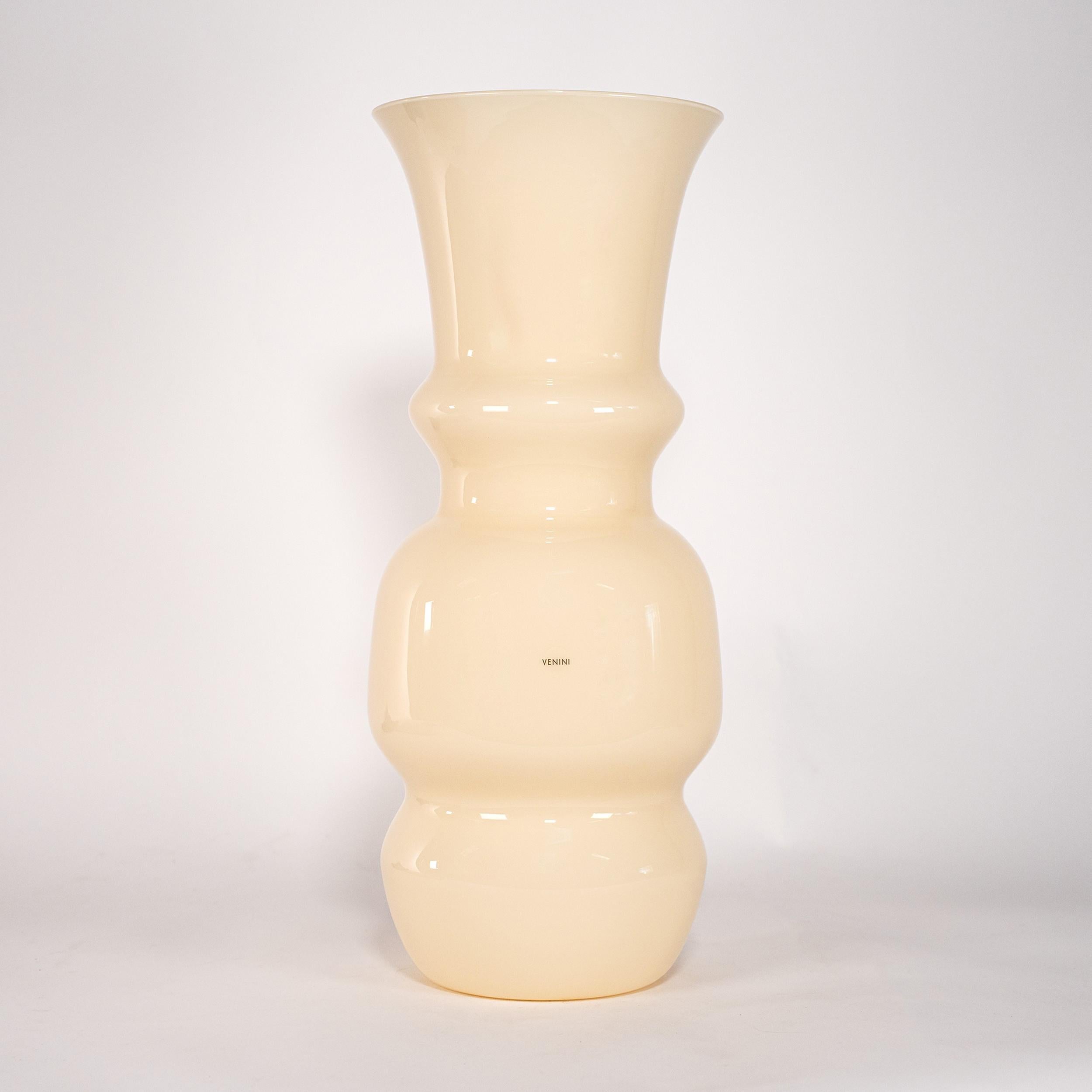 XXIe siècle et contemporain VENINI Vase Dogon couleur ivoire en verre de Murano, Signé 2009, Fabriqué en Italie avec boîte en vente