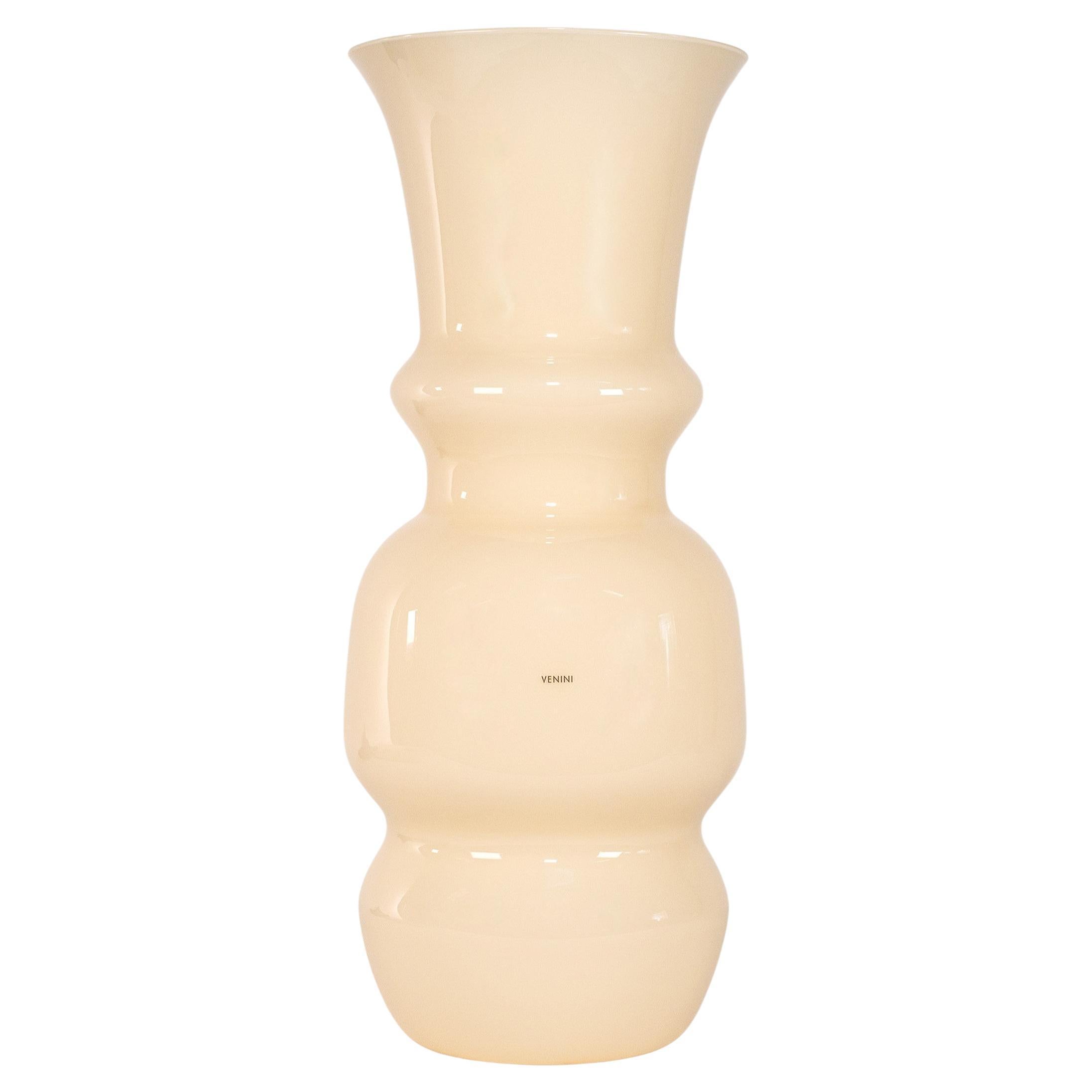 VENINI Vase Dogon couleur ivoire en verre de Murano, Signé 2009, Fabriqué en Italie avec boîte en vente