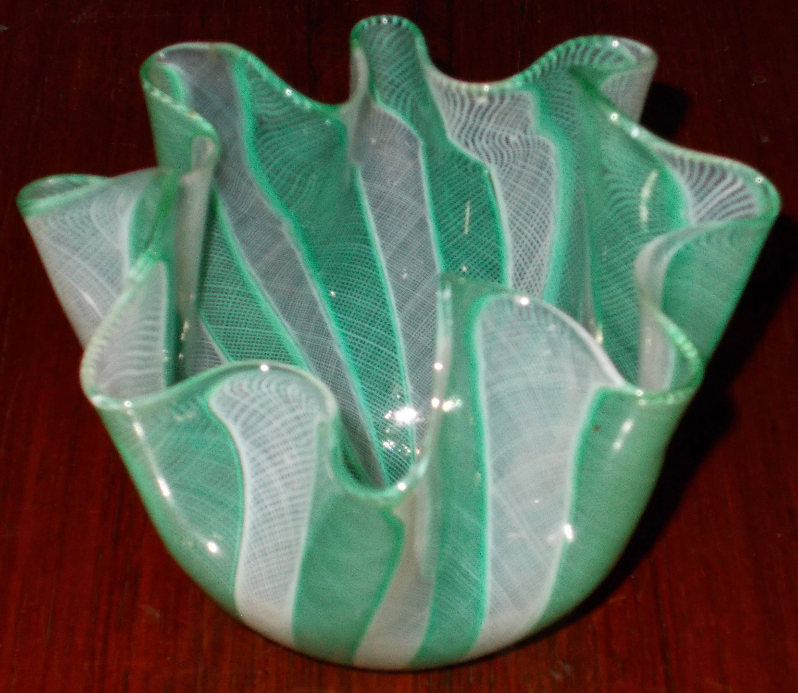Un bellissimo vaso Venini Fazzalleto di Zanfirico verde e bianco. Un disegno di Fulvio Bianconi. Firmato all'acido in basso con la 