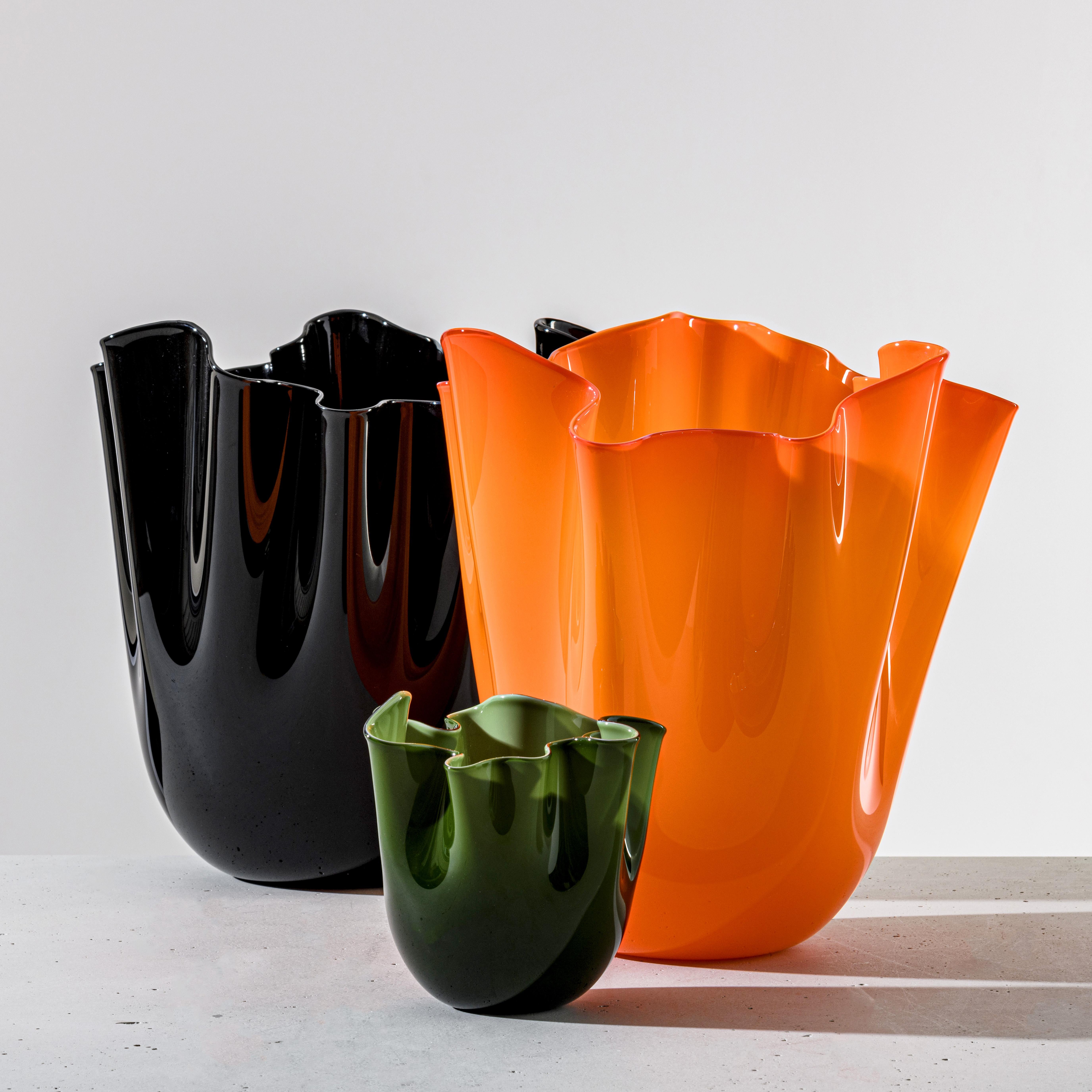 Vaso Fazzoletto Opalino in vetro di Murano ambrato di Fulvio Bianconi & Paolo Venini. Un'esclusiva rivisitazione della tecnica Opalini del XV secolo rende il suo colore unico. Il genio creativo di Fulvio Bianconi rende la sua forma inimitabile,
